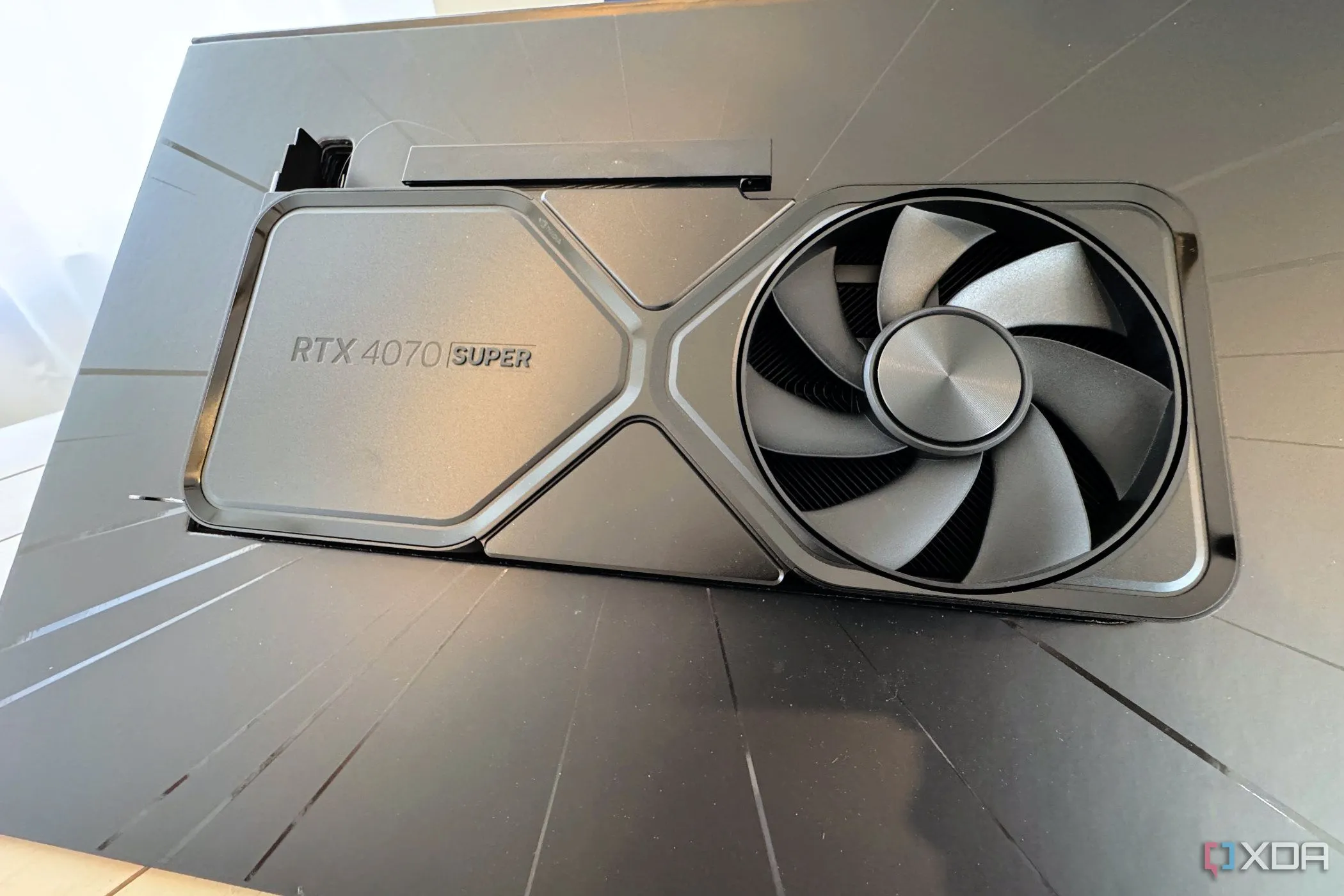 Card đồ họa NVIDIA GeForce RTX 4070 Super Founders Edition trong hộp, minh họa dòng GPU RTX 40-series.