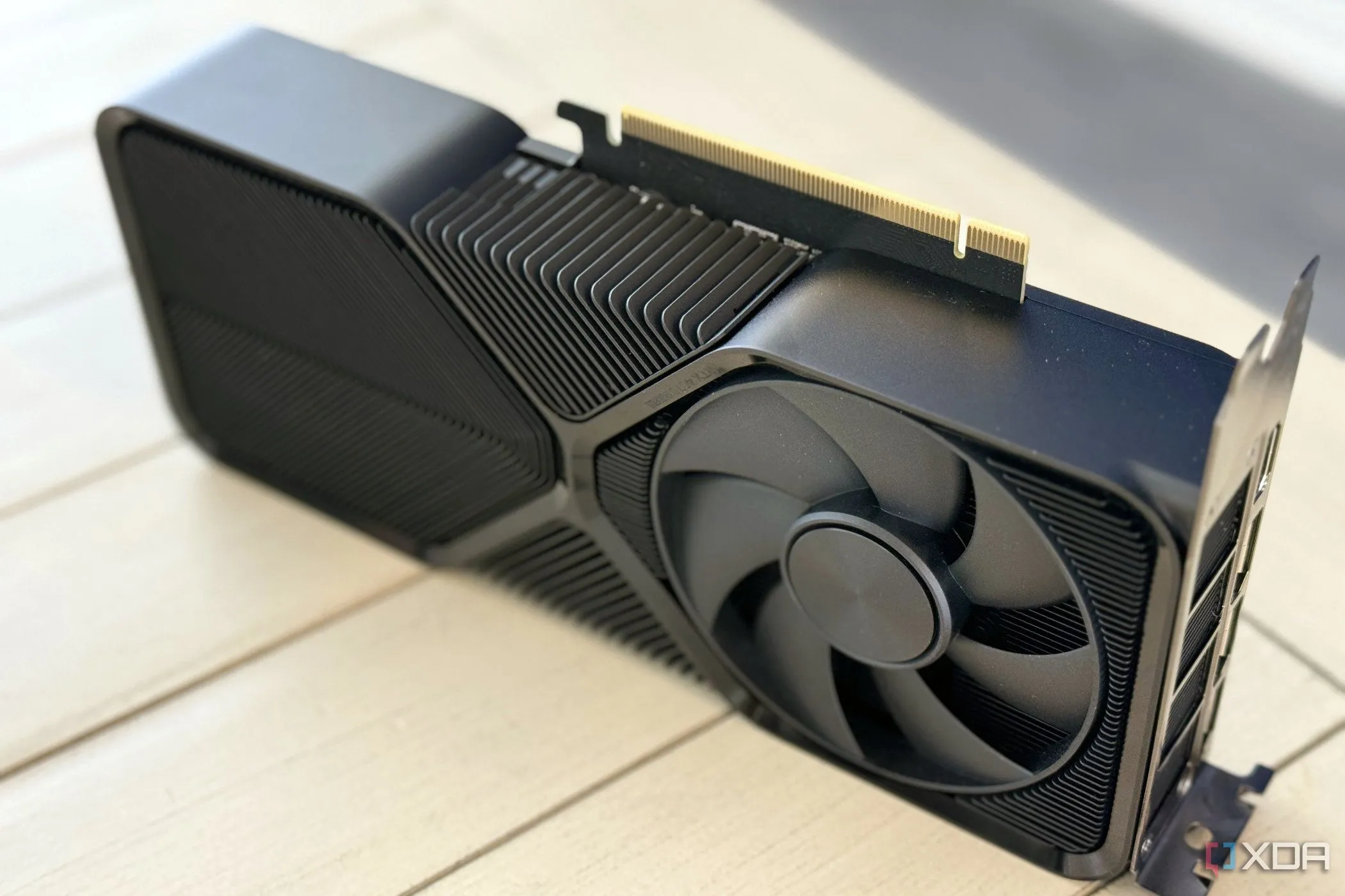 Card đồ họa NVIDIA GeForce RTX 4070 Super Founders Edition với chân PCIe, thể hiện khả năng nâng cấp gaming.