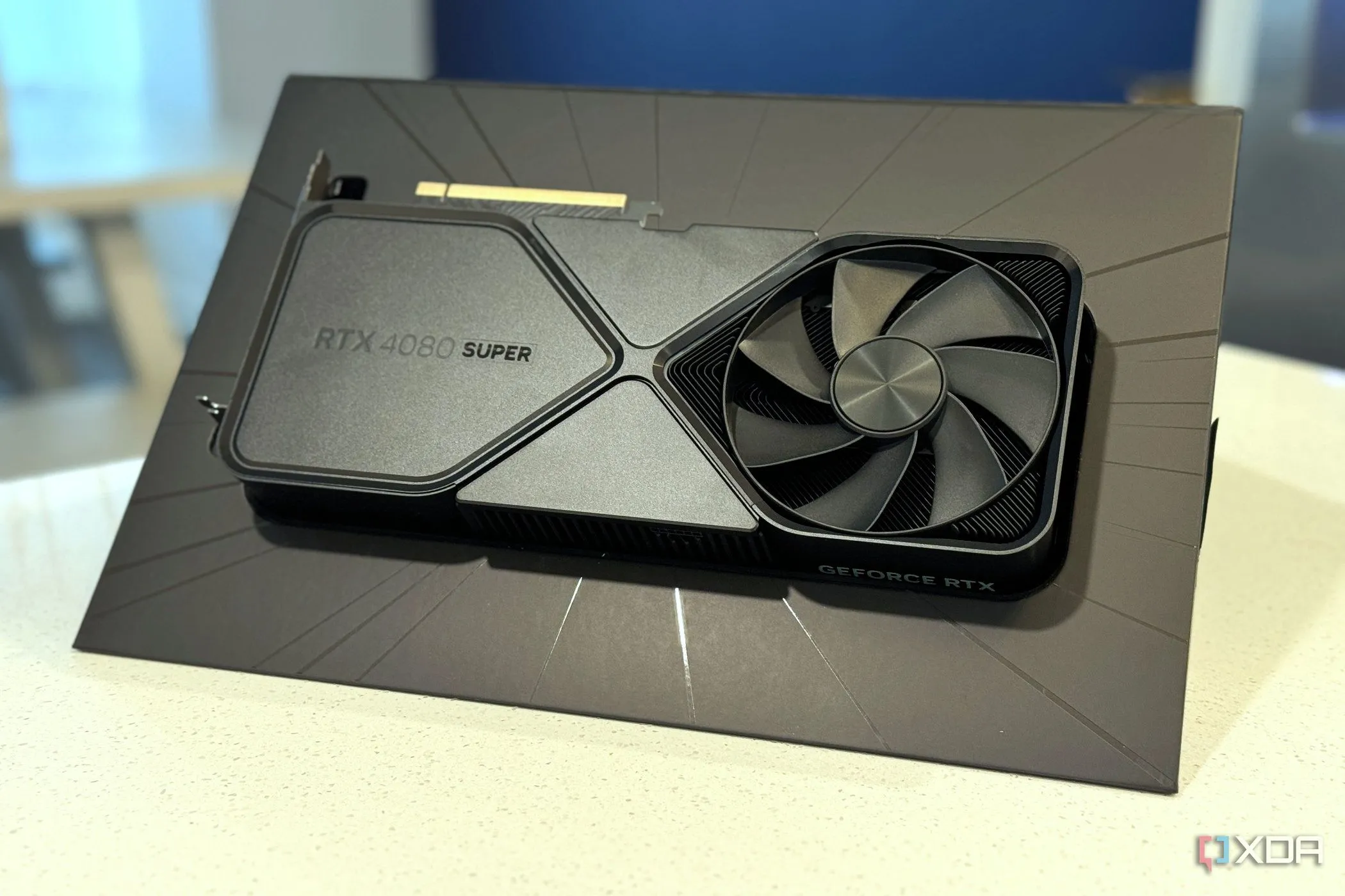 Card đồ họa Nvidia GeForce RTX 4080 Super Founders Edition còn nguyên trong hộp vận chuyển, một thành phần quan trọng đối với hiệu năng gaming của PC.