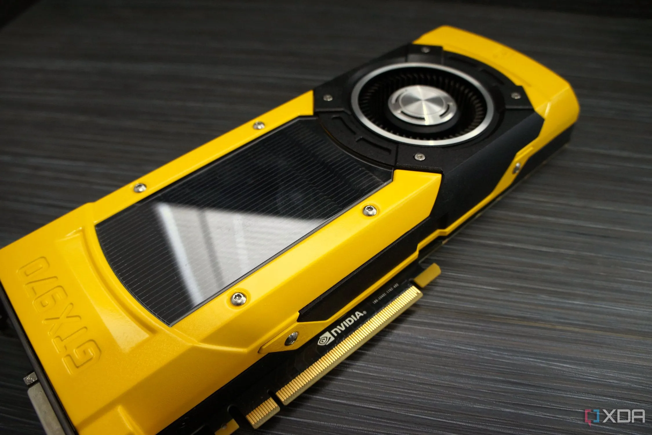 Card đồ họa Nvidia GTX 970 màu vàng, một biểu tượng của thế hệ cũ nhưng vẫn được modder nâng cấp