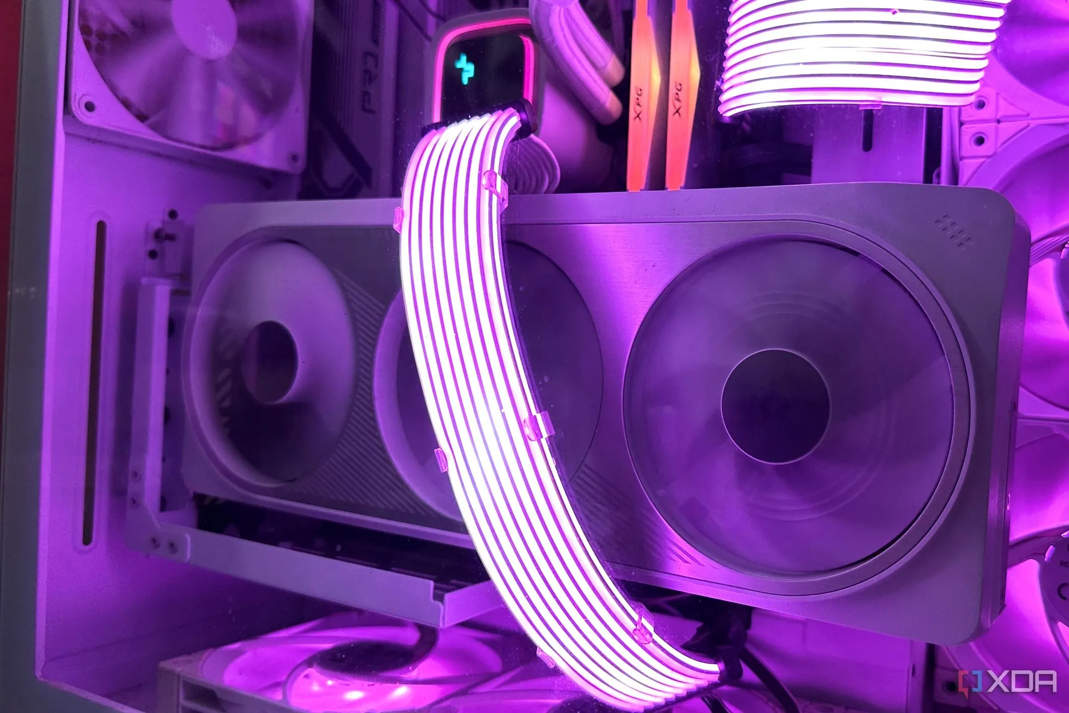 Card đồ họa Nvidia RTX 4070 Ti bên trong vỏ case gaming màu trắng, thể hiện chi phí và sự phức tạp khi nâng cấp linh kiện PC.