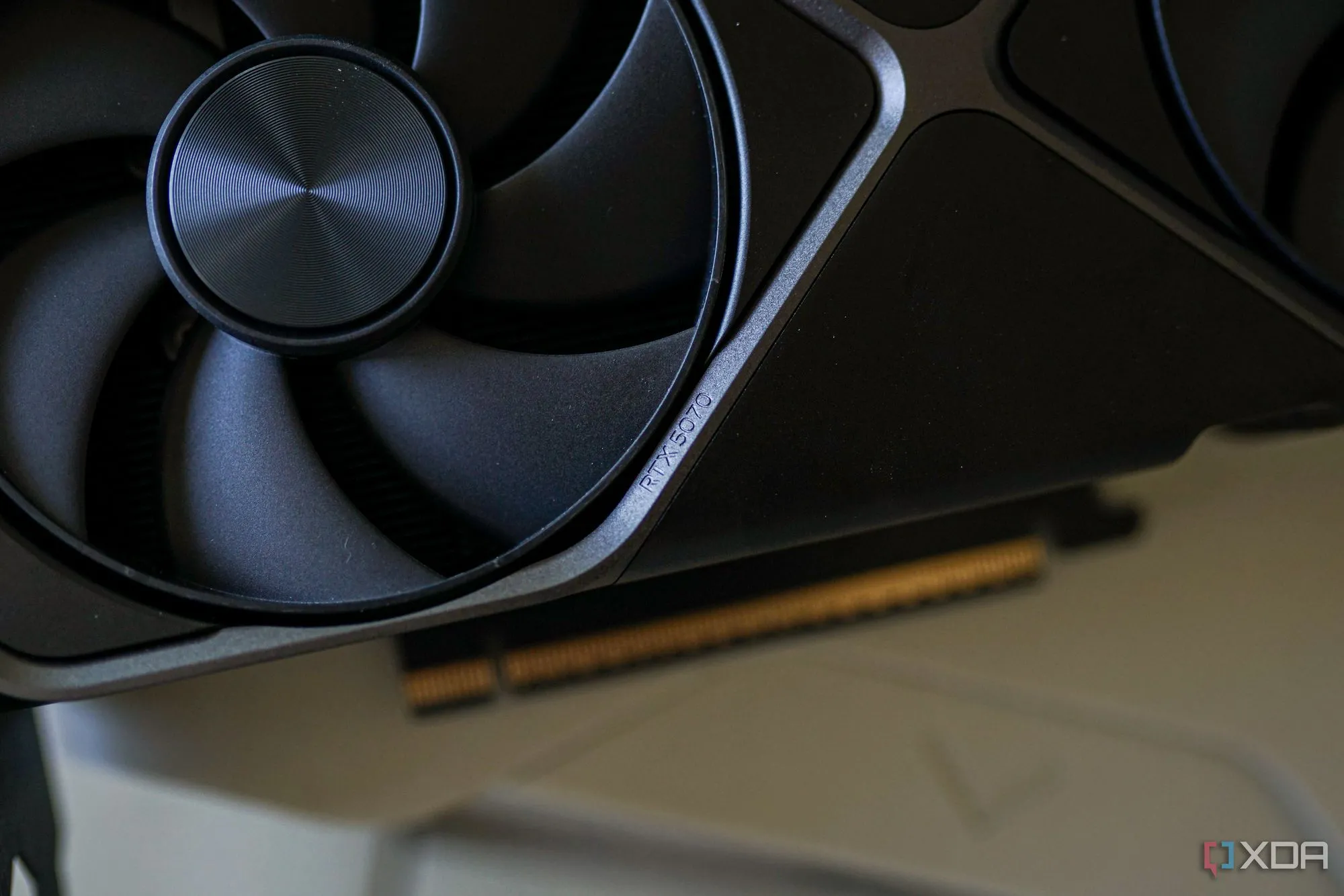 Card đồ họa Nvidia RTX 5070, minh họa cho sự cắt giảm số nhân CUDA và hiệu năng trong thế hệ mới