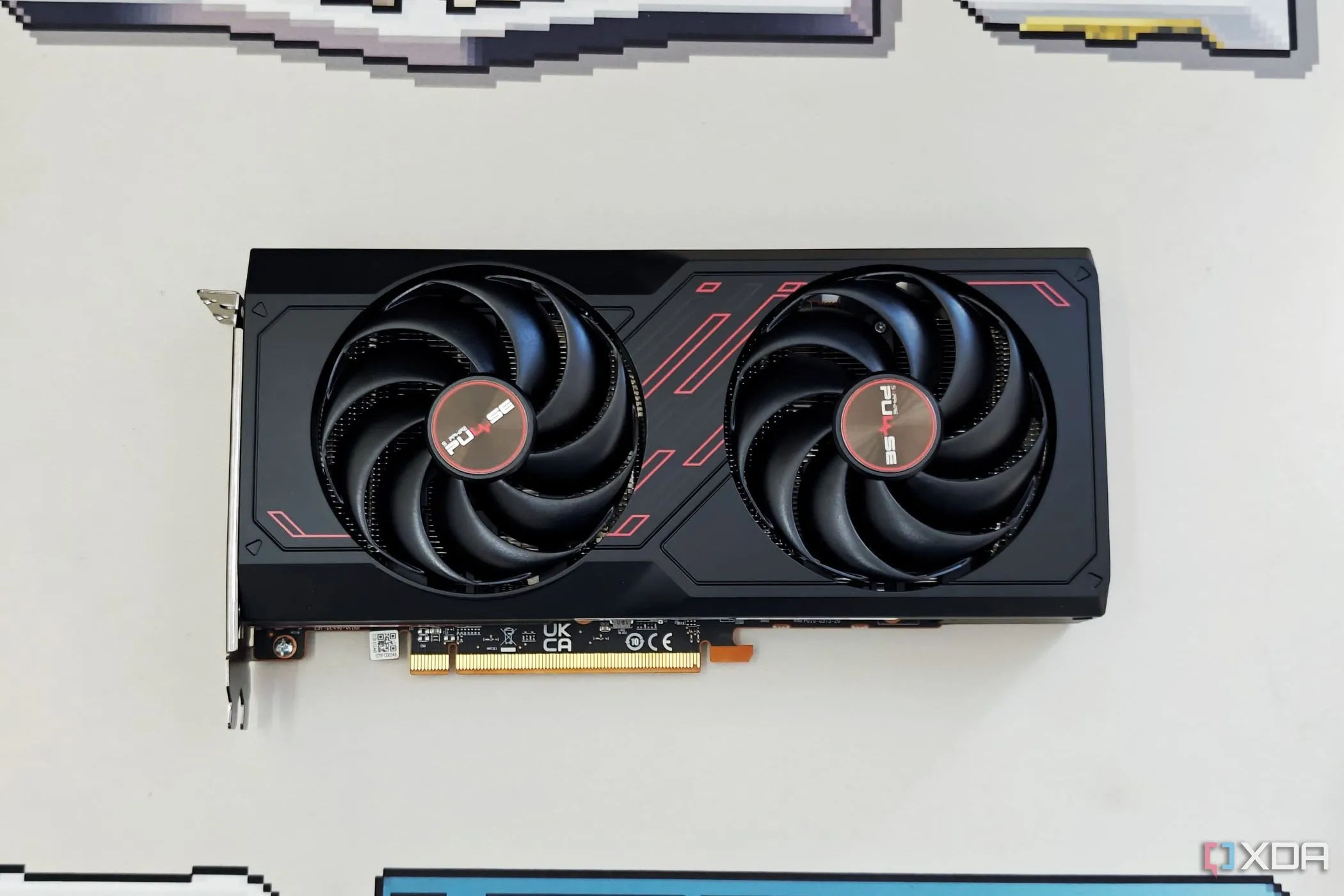 Card đồ họa Sapphire Radeon RX 7600 Pulse OC trên bàn làm việc, đại diện cho các GPU rời tầm trung