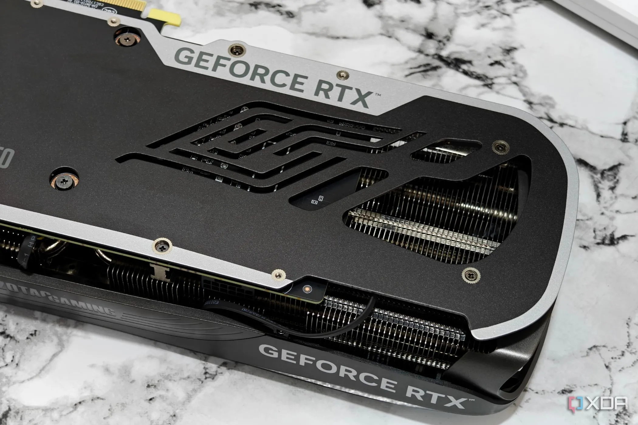 Card đồ họa Zotac Gaming GeForce RTX 4070 Super Trinity Black Edition, minh họa cho việc bôi keo tản nhiệt GPU