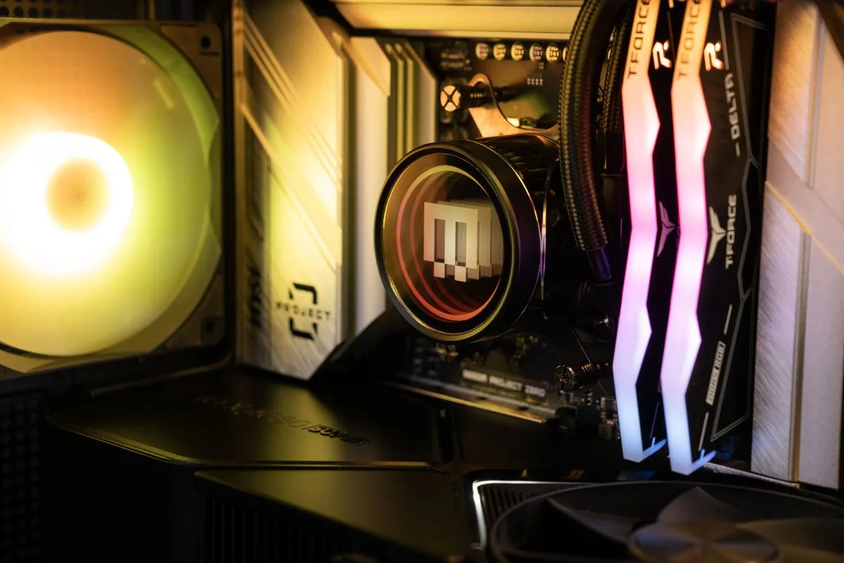 Cấu hình hệ thống PC với dây cáp gọn gàng, hỗ trợ việc kiểm tra và điều chỉnh quạt