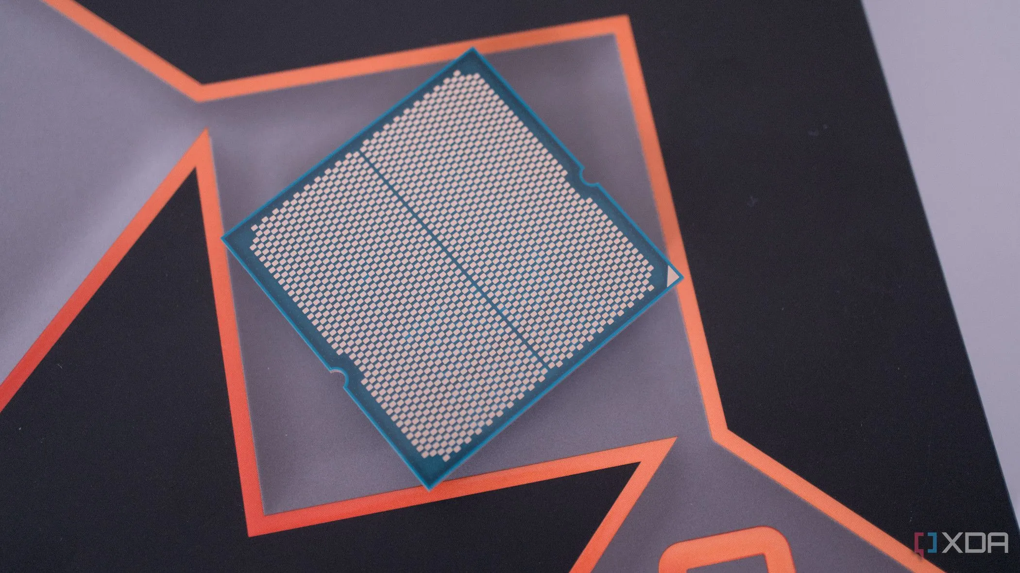 Chân tiếp xúc của bộ vi xử lý AMD Ryzen 9 9950X, minh họa sự phức tạp của chip gaming hiệu năng cao.