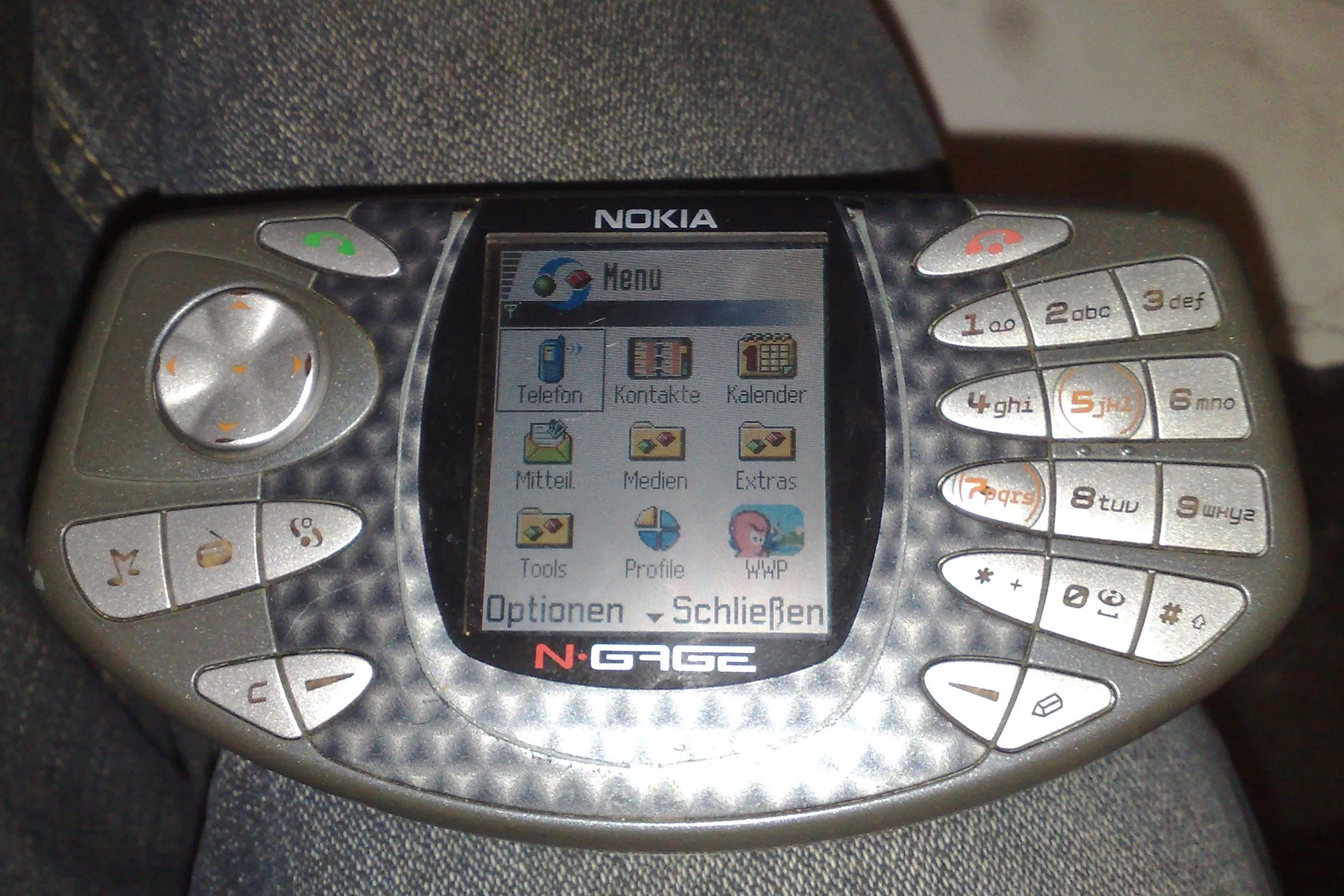 Chiếc điện thoại kiêm máy chơi game Nokia N-Gage đời đầu với thiết kế thân dài và cách thay game bất tiện