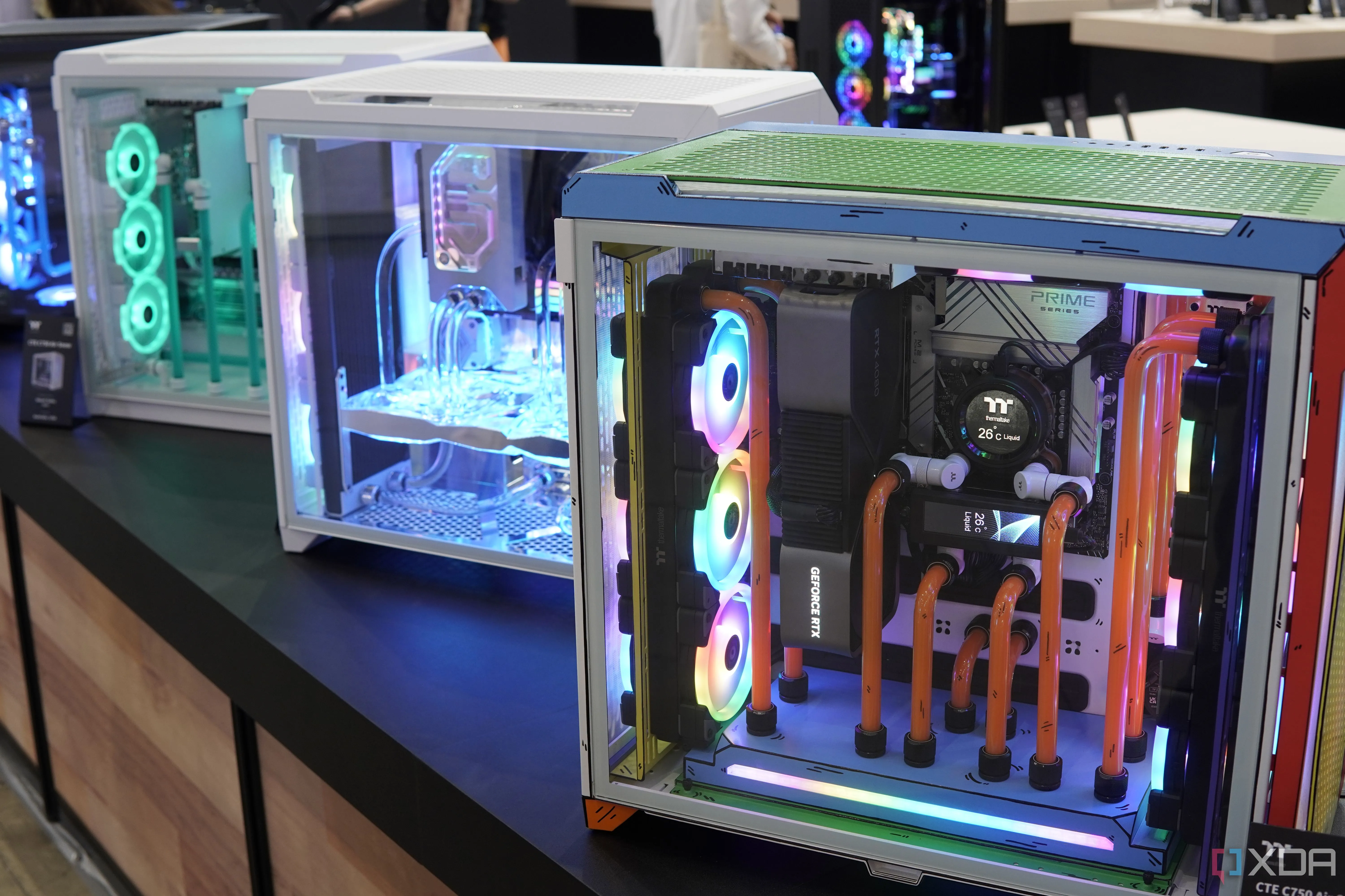 Chiếc PC custom trong vỏ Thermaltake với ống dẫn nước màu cam