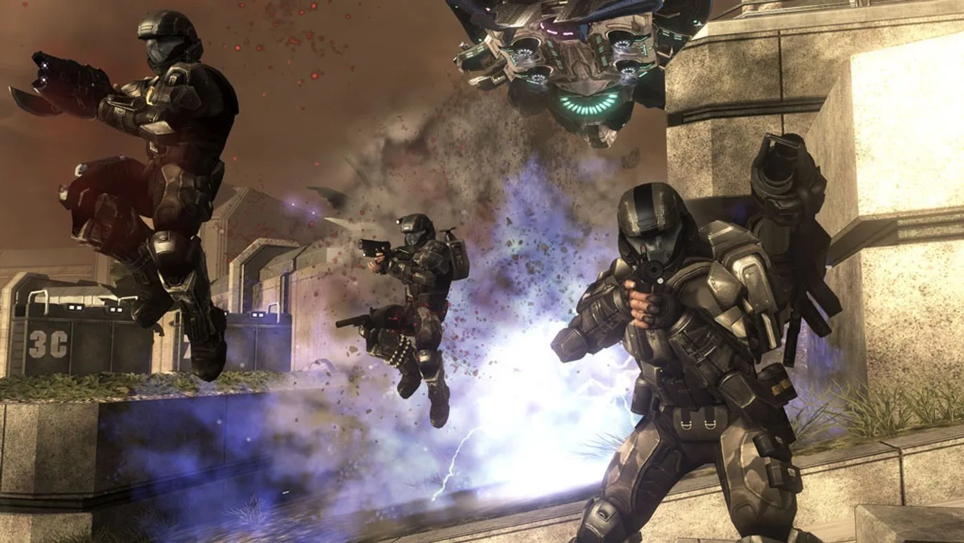 Chiến binh ODST trong một pha giao tranh ác liệt dưới ánh đèn thành phố New Mombasa trong Halo 3: ODST
