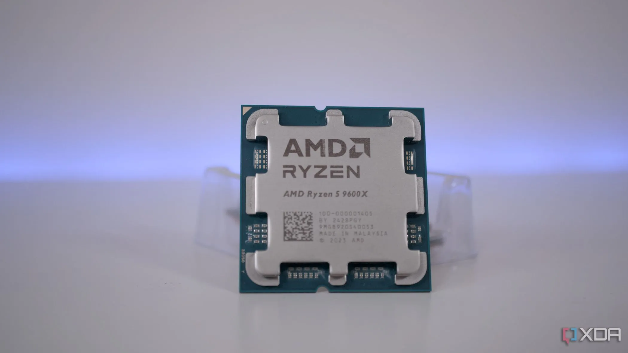 Chip CPU AMD Ryzen 5 9600X cận cảnh cho PC gaming tầm trung