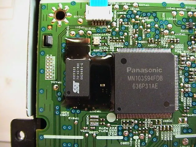 Chip flash trên bo mạch ổ đĩa DVD của Xbox 360 được phủ một lớp nhựa thông dày, minh họa nỗ lực bảo vệ phần cứng của Microsoft.