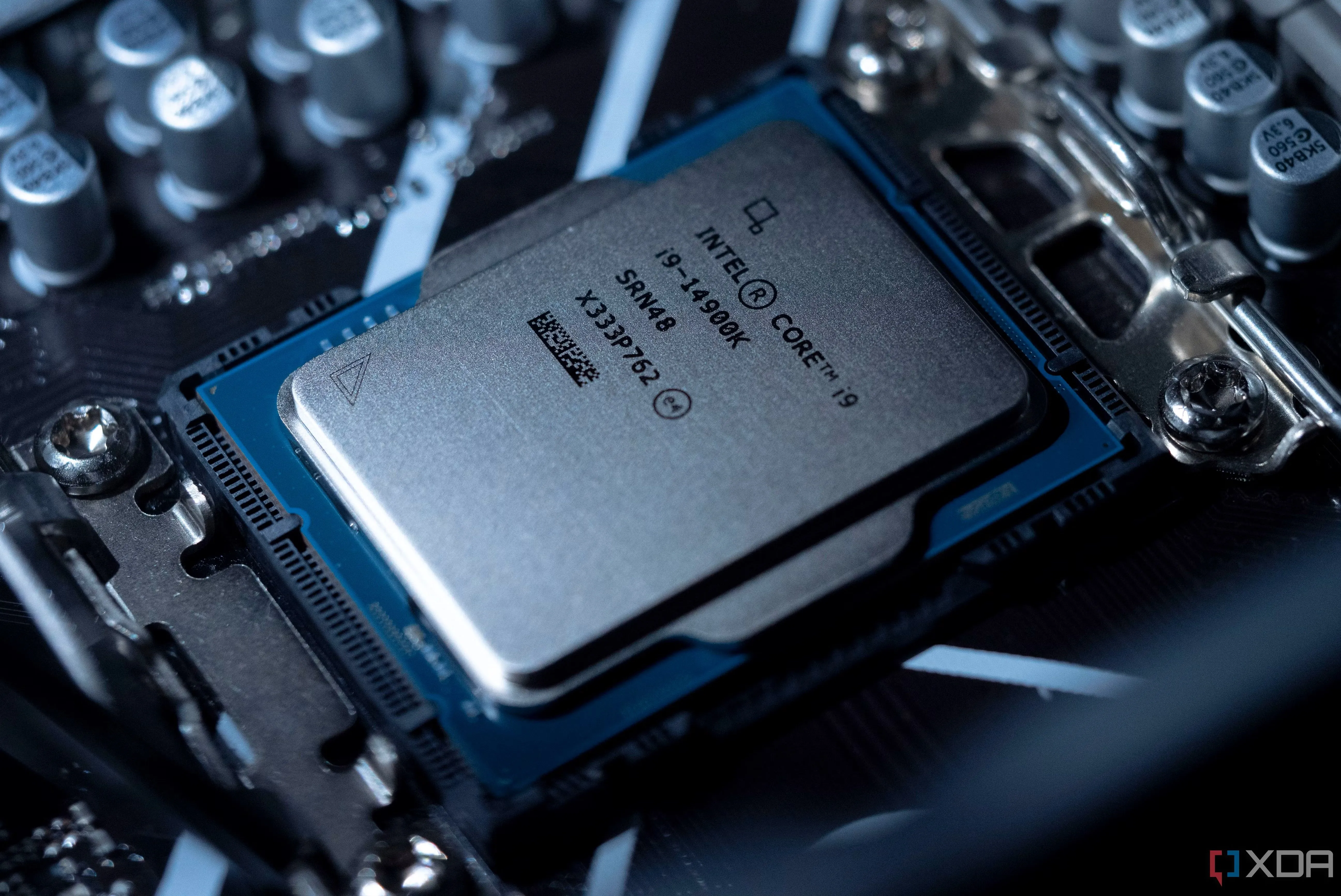 Chip Intel Core i9 14900K được gắn trên bo mạch chủ, đại diện cho kiến trúc x86, trong bối cảnh những thách thức và nhận thức của người dùng về hiệu suất năng lượng