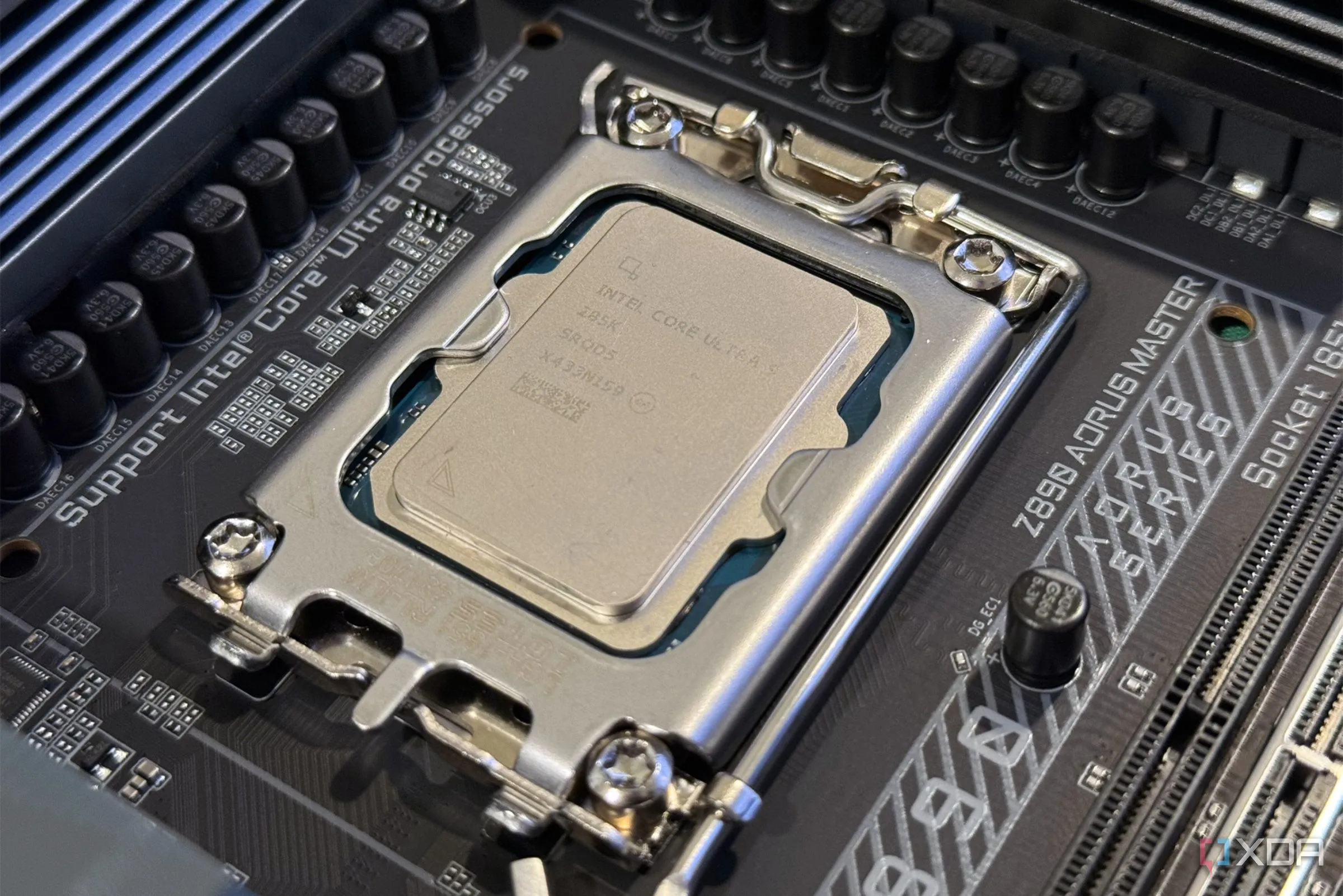 Chip Intel Core Ultra 9 285K được lắp trong socket, thể hiện ví dụ về CPU và socket, yếu tố quan trọng khi xem xét lộ trình nâng cấp PC gaming.