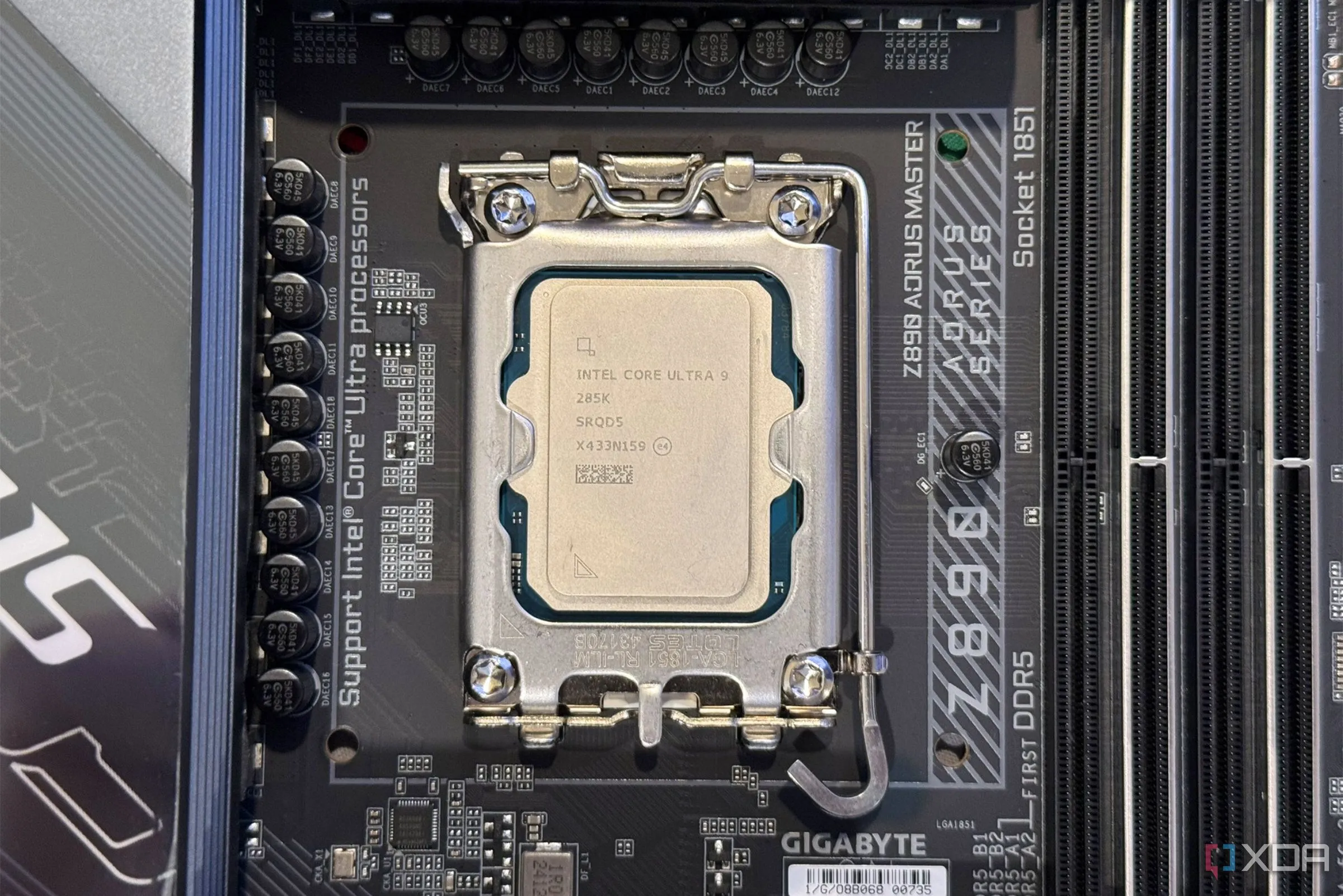 Chip vi xử lý Intel Core Ultra 9 285K được gắn vào socket bo mạch chủ