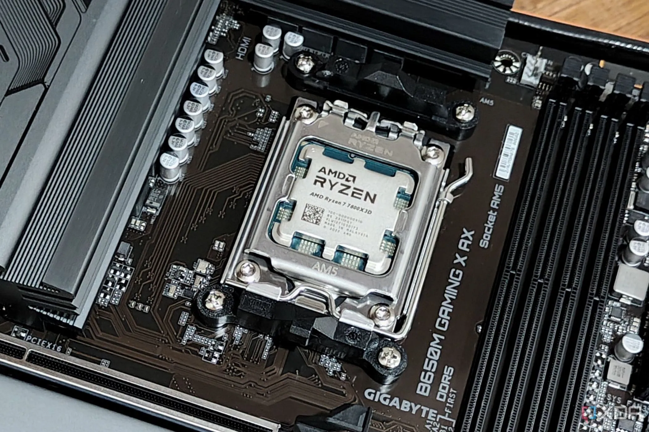 Chip xử lý AMD Ryzen 7 7800X3D được lắp trên bo mạch chủ, đại diện cho linh kiện hiệu năng cao cần tối ưu