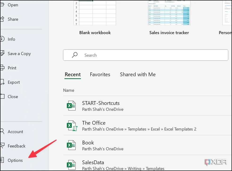 Chọn Options (Tùy chọn) từ menu File trong Excel