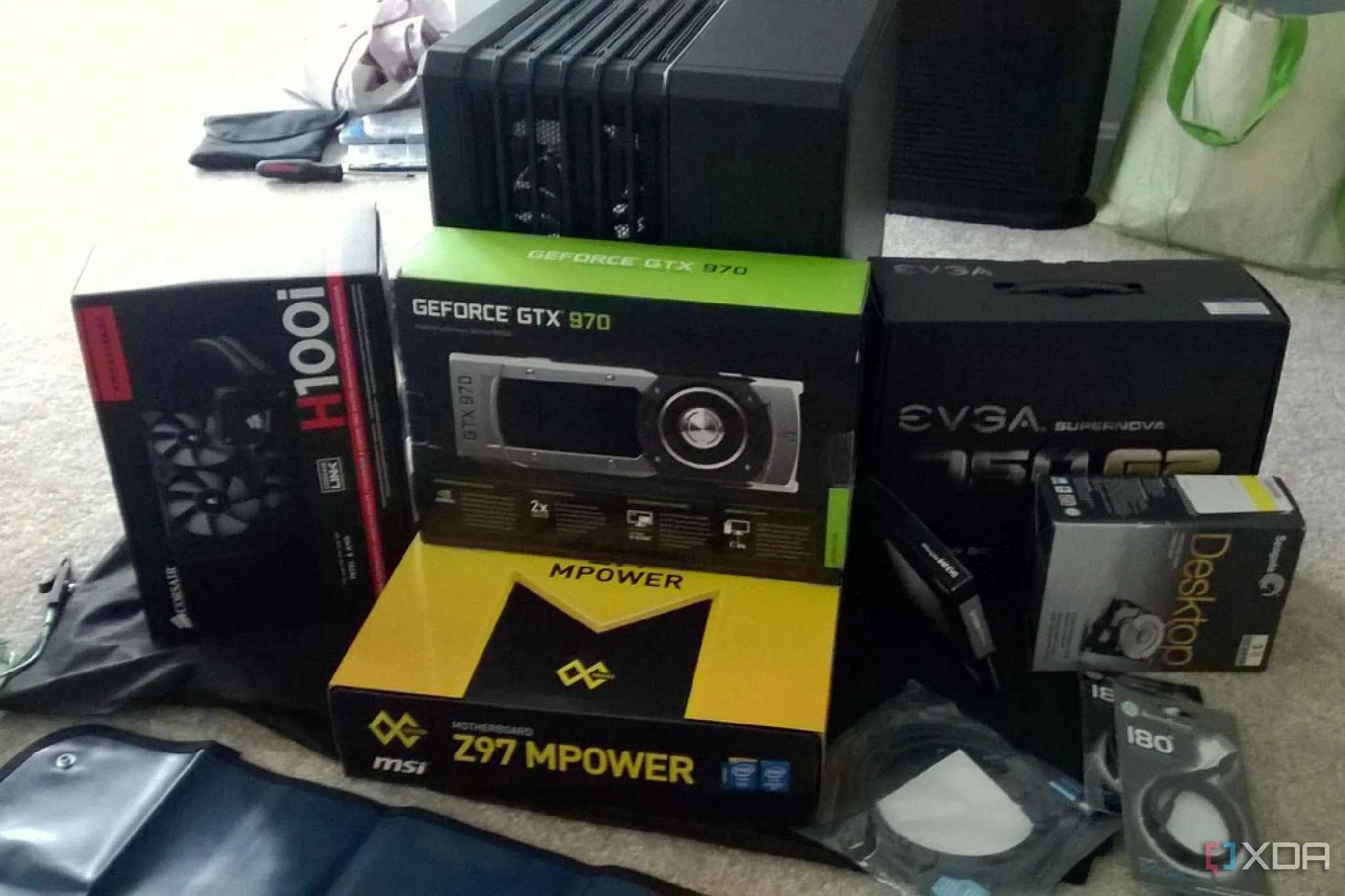 Chồng các linh kiện máy tính sẵn sàng cho quá trình tự lắp ráp PC