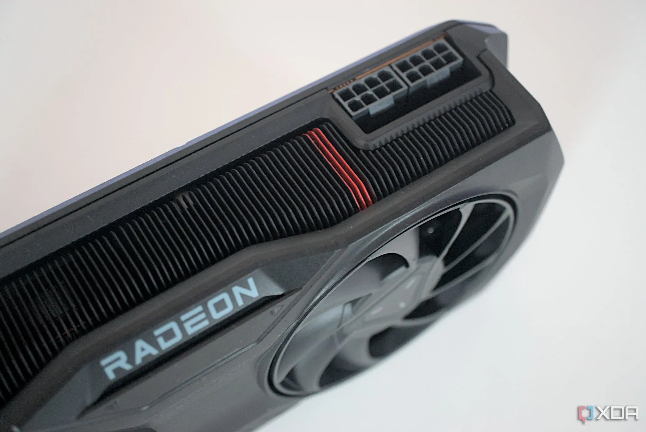 Cổng cấp nguồn GPU AMD Radeon RX 7800 XT