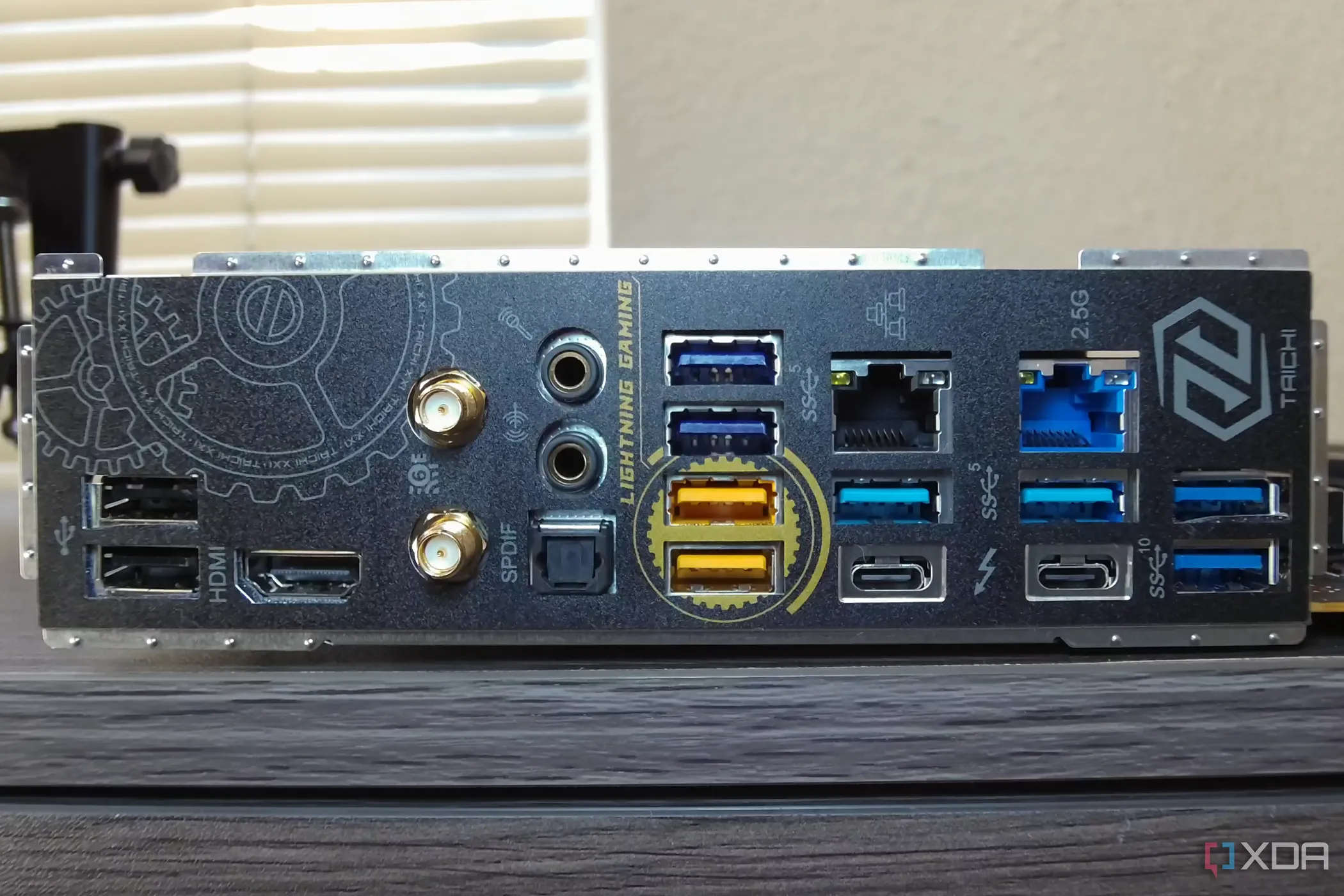 Cổng I/O của bo mạch chủ Z790 Taichi Lite, liên quan đến chất lượng âm thanh tích hợp và các thuật ngữ marketing về âm thanh.