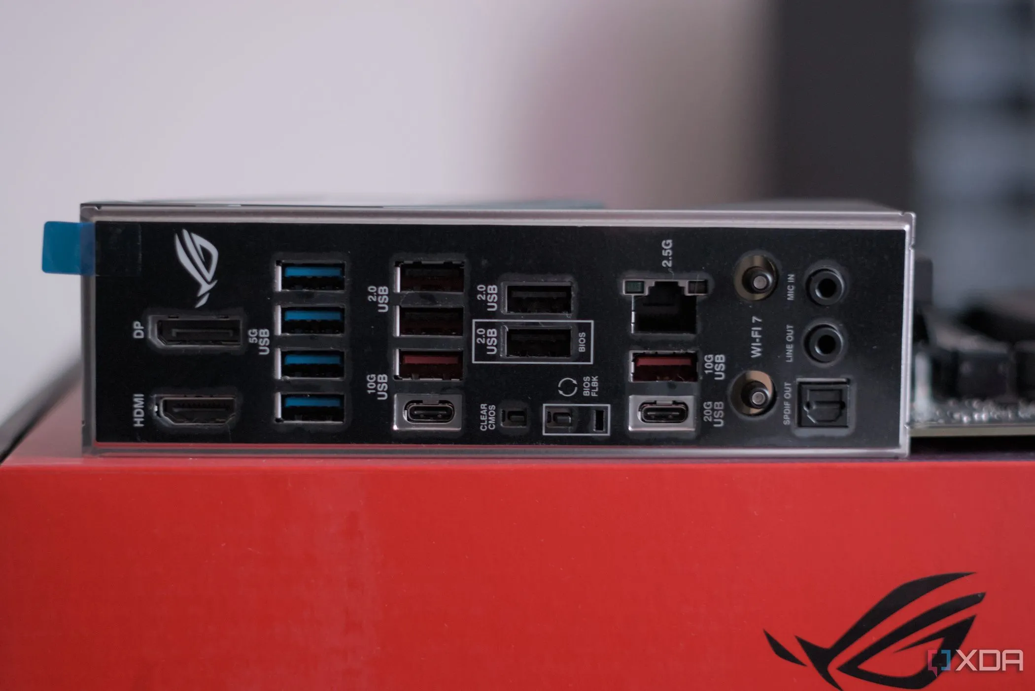 Cổng I/O phía sau bo mạch chủ Asus ROG Strix B850-F Gaming WiFi với nhiều tùy chọn kết nối