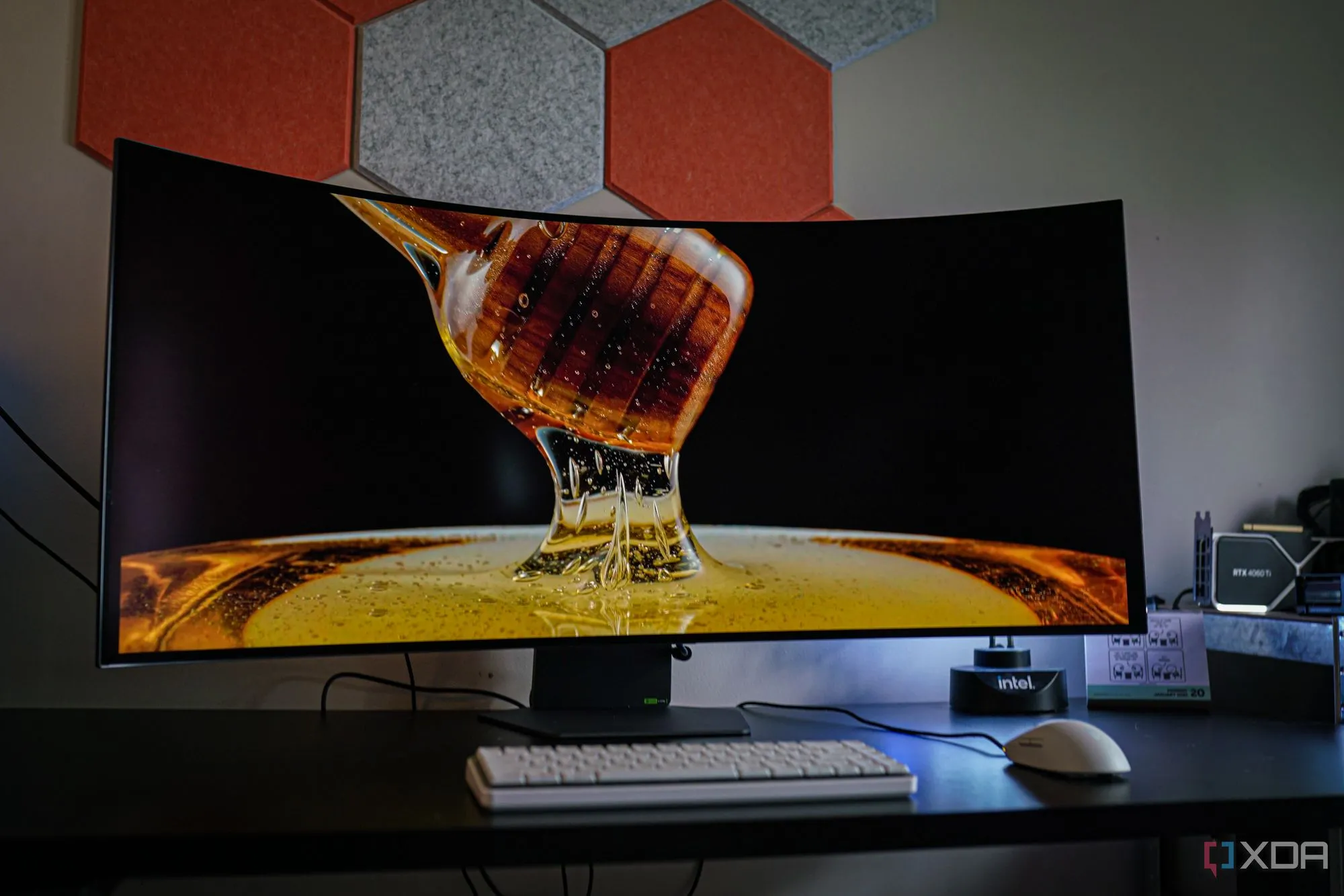 Cổng kết nối và mặt sau của màn hình LG UltraGear 5K2K OLED với chân đế