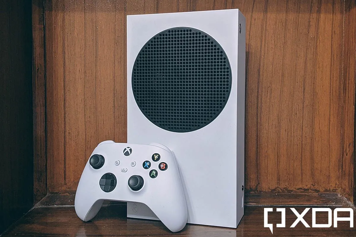 Console Xbox Series S minh họa thiết bị chịu ảnh hưởng từ các bản cập nhật thử nghiệm của chương trình Xbox Insider.