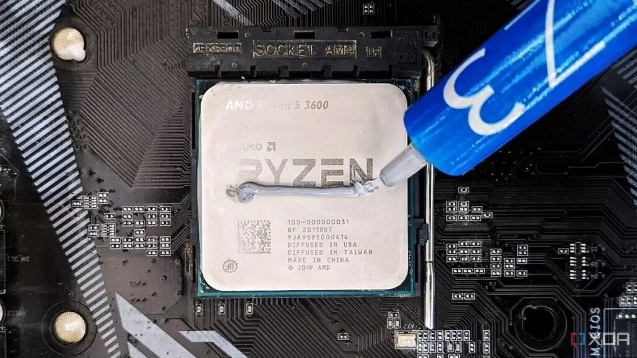 CPU AMD Ryzen 5 3600 với lớp keo tản nhiệt được bôi, minh họa cho quá trình bảo dưỡng tản nhiệt