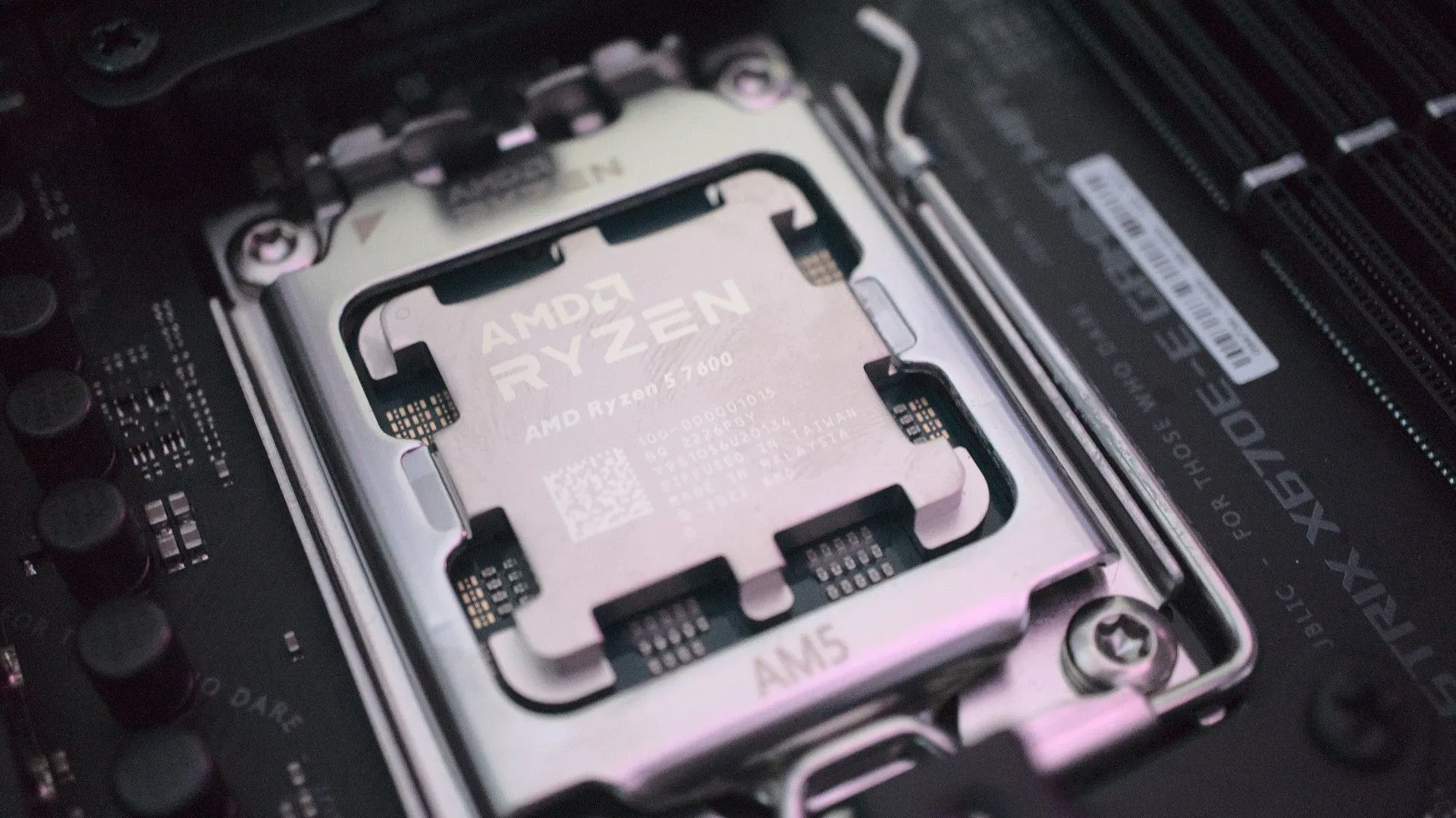 CPU AMD Ryzen 5 7600 được lắp đặt trên bo mạch chủ, linh kiện quan trọng cho PC hiệu năng cao