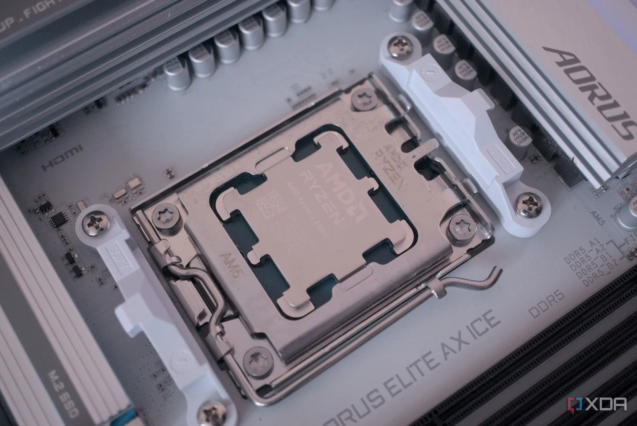 CPU AMD Ryzen 5 8600G được lắp đặt trên bo mạch chủ