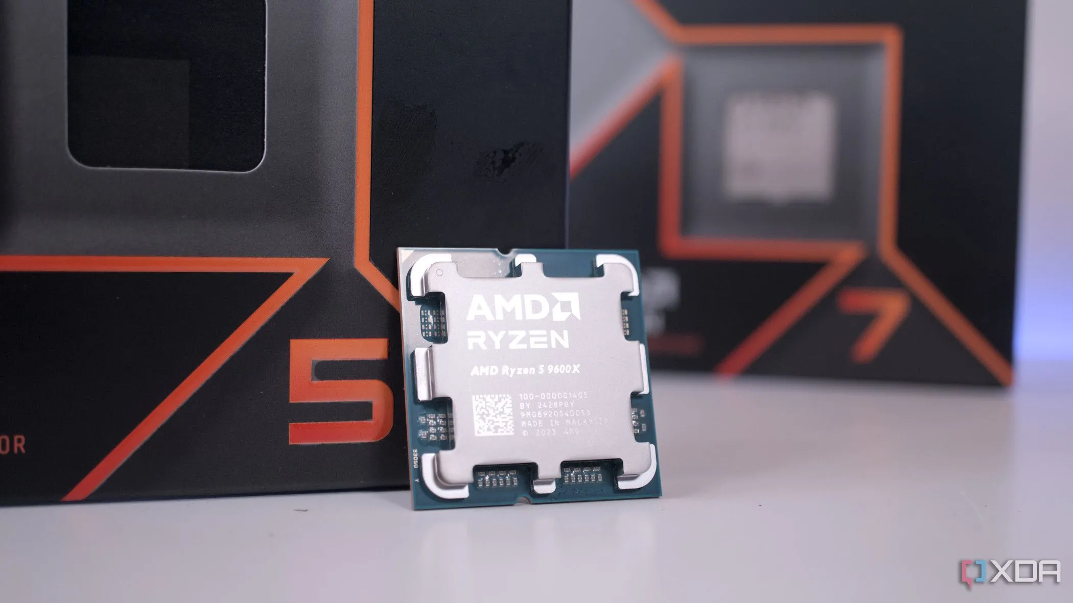 CPU AMD Ryzen 5 9600X đặt trước hộp Ryzen 7