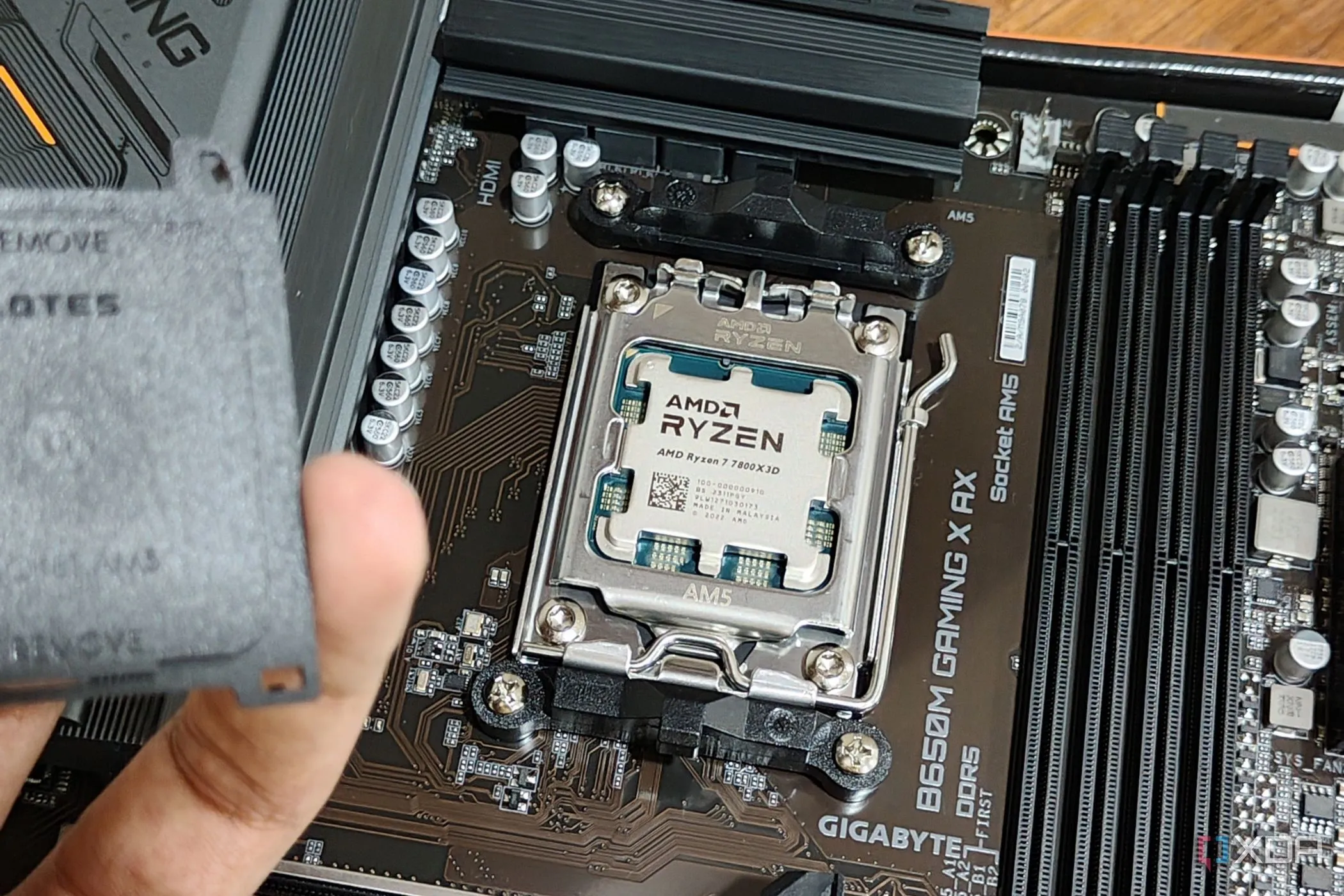 CPU AMD Ryzen 7 7800X3D được lắp trên bo mạch chủ