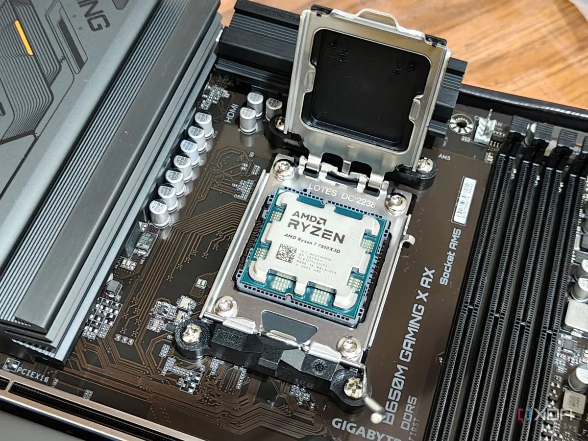 CPU AMD Ryzen 7 7800X3D nằm trên socket bo mạch chủ, cảnh báo nguy cơ gãy chân pin CPU hoặc socket khi lắp đặt sai