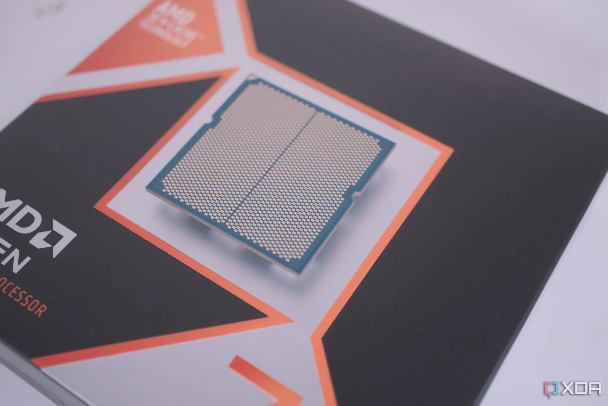 CPU AMD Ryzen 7 9800X3D được đặt trên bo mạch chủ, cho thấy thiết kế và các chân kết nối