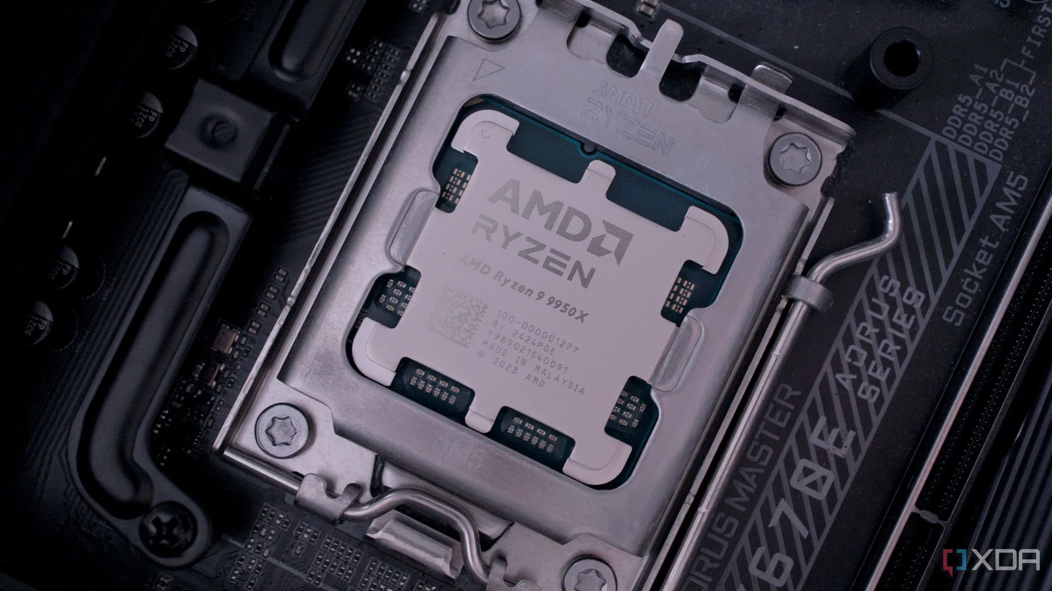 CPU AMD Ryzen 9 9950X đã được lắp đặt