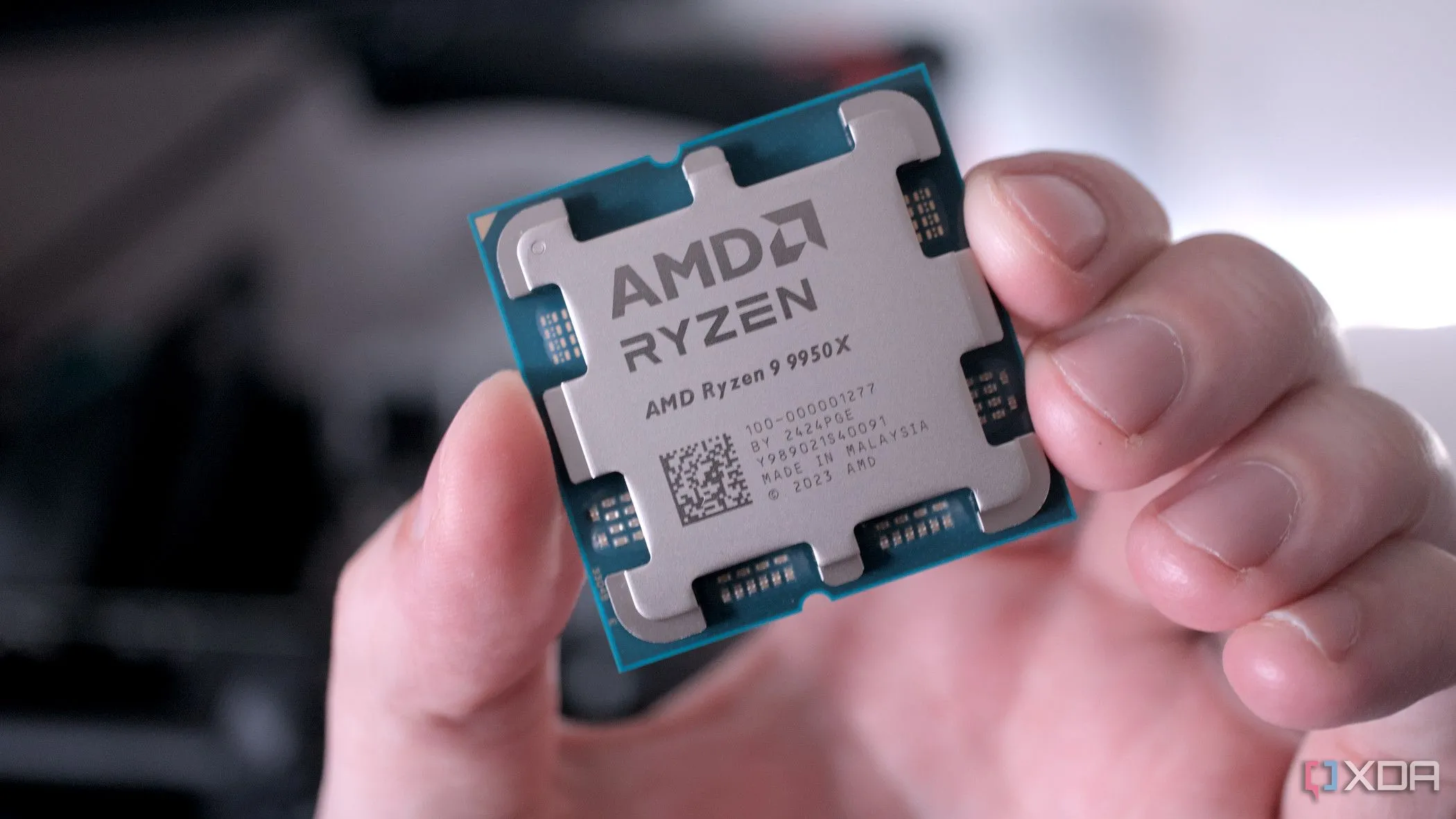 CPU AMD Ryzen 9 9950X đang được cầm trên tay, minh họa cho dòng chip hiệu năng cao