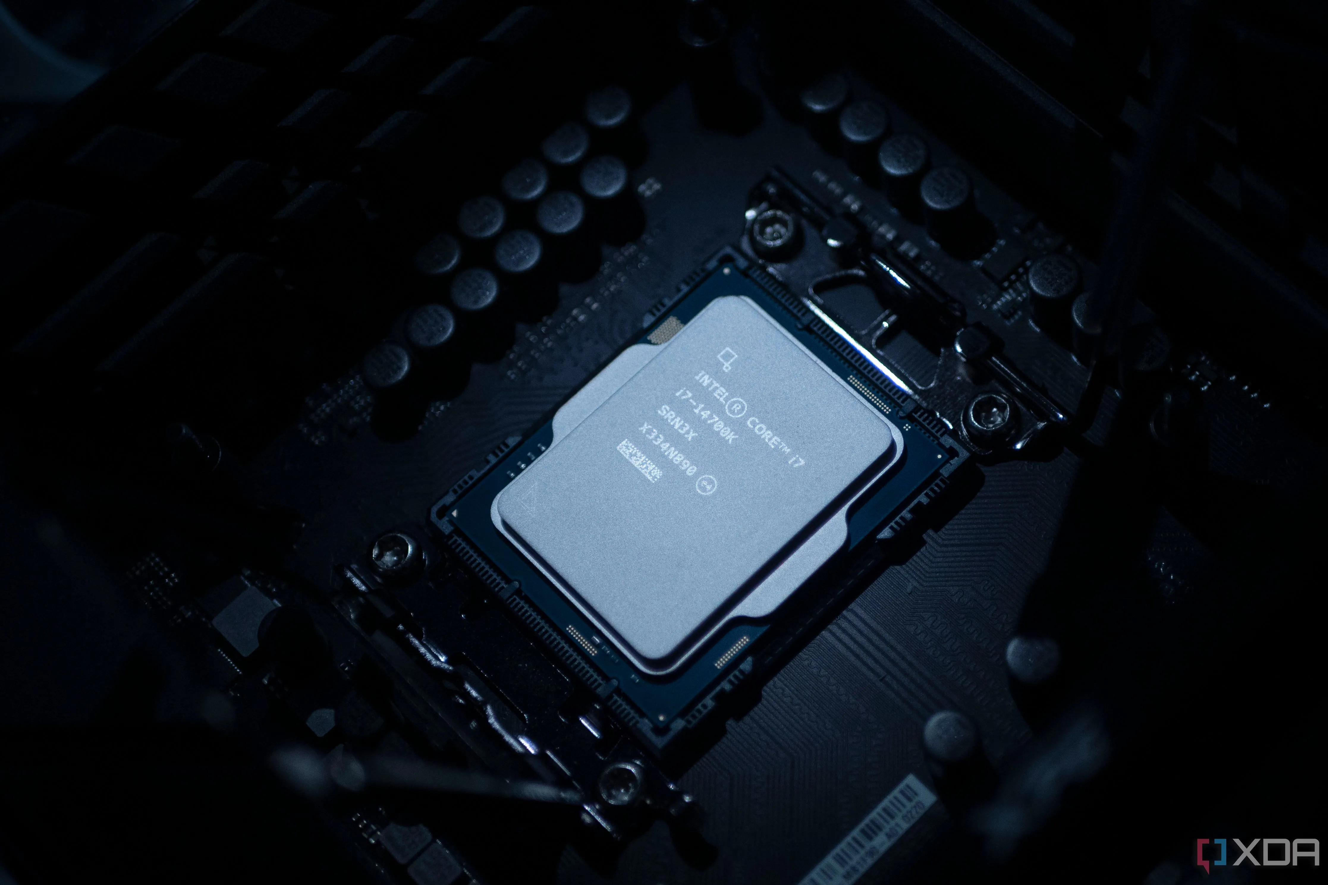 CPU Intel Core i7-14700K lắp trong socket bo mạch chủ