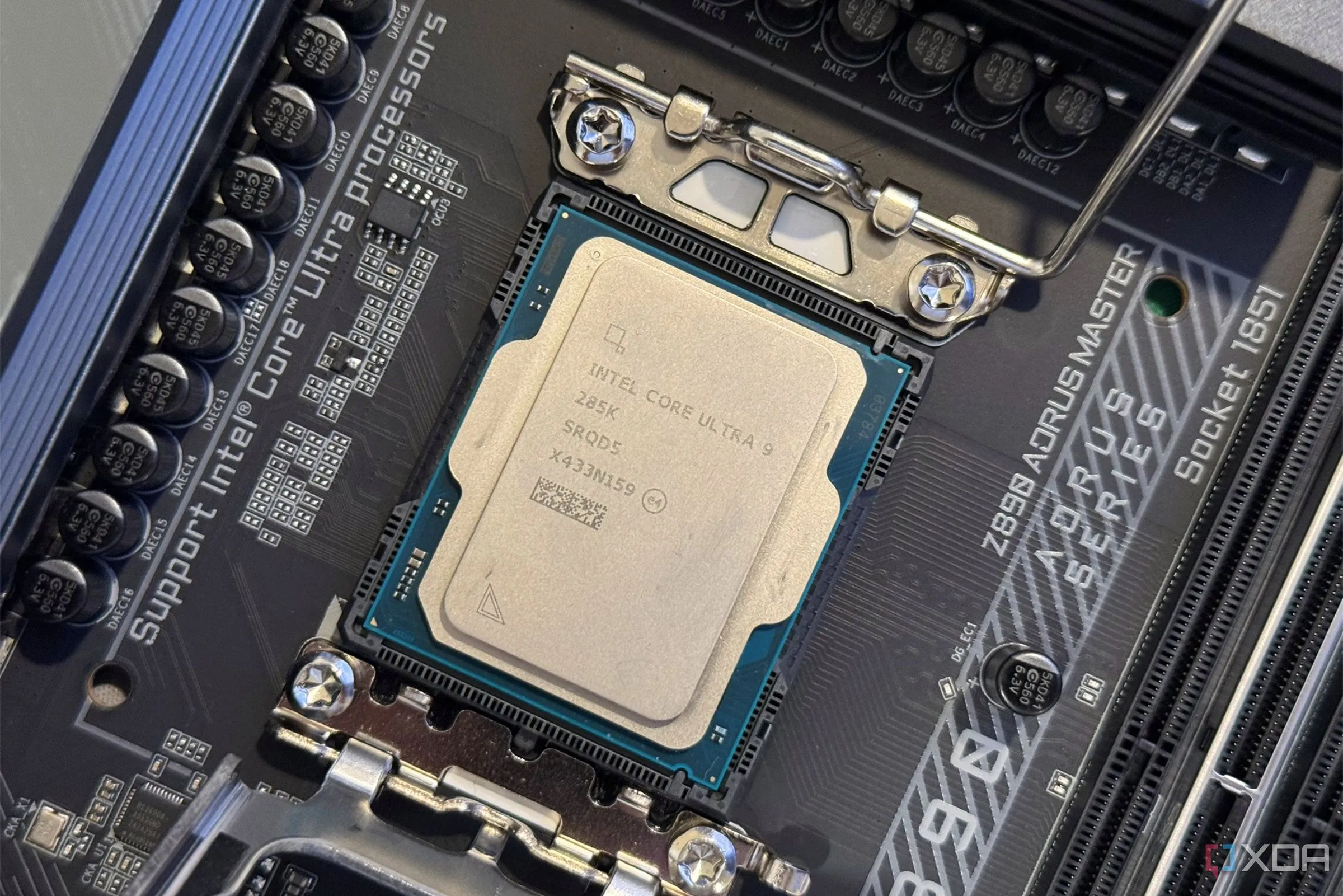 CPU Intel Core Ultra 9 285K được gắn trên socket, minh họa cho dòng chip Arrow Lake với hiệu năng chưa thực sự vượt trội