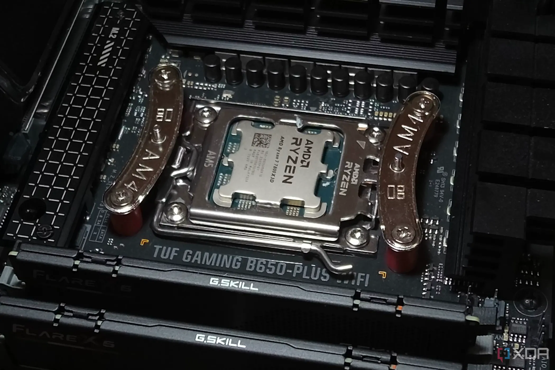 CPU Ryzen trên bo mạch chủ, minh họa nền tảng AM5 tương lai cho AMD Ryzen 7 9800X3D