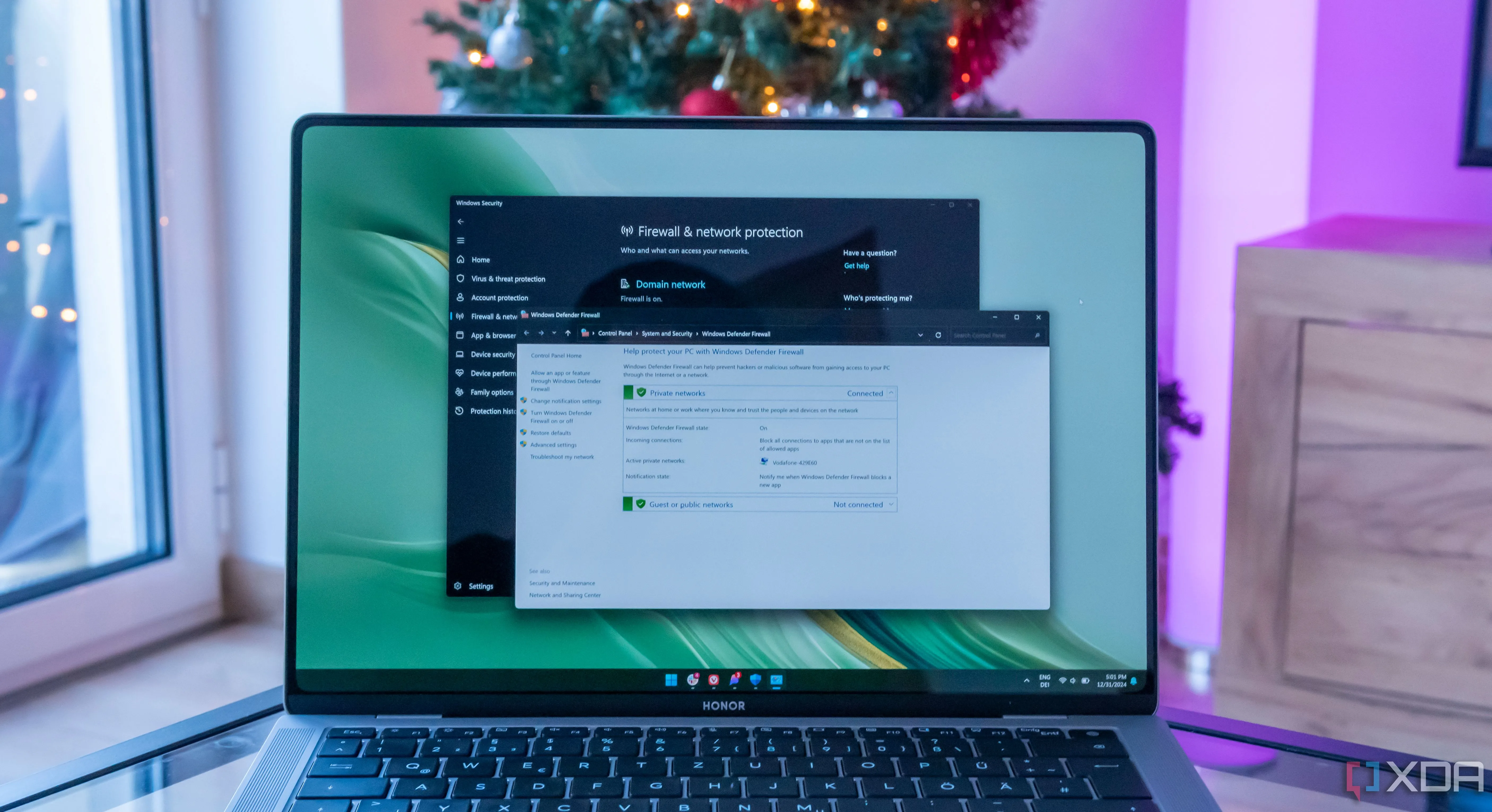 Cửa sổ cài đặt tường lửa Windows trên máy tính xách tay Windows 11, minh họa các tính năng tích hợp sẵn của hệ điều hành.