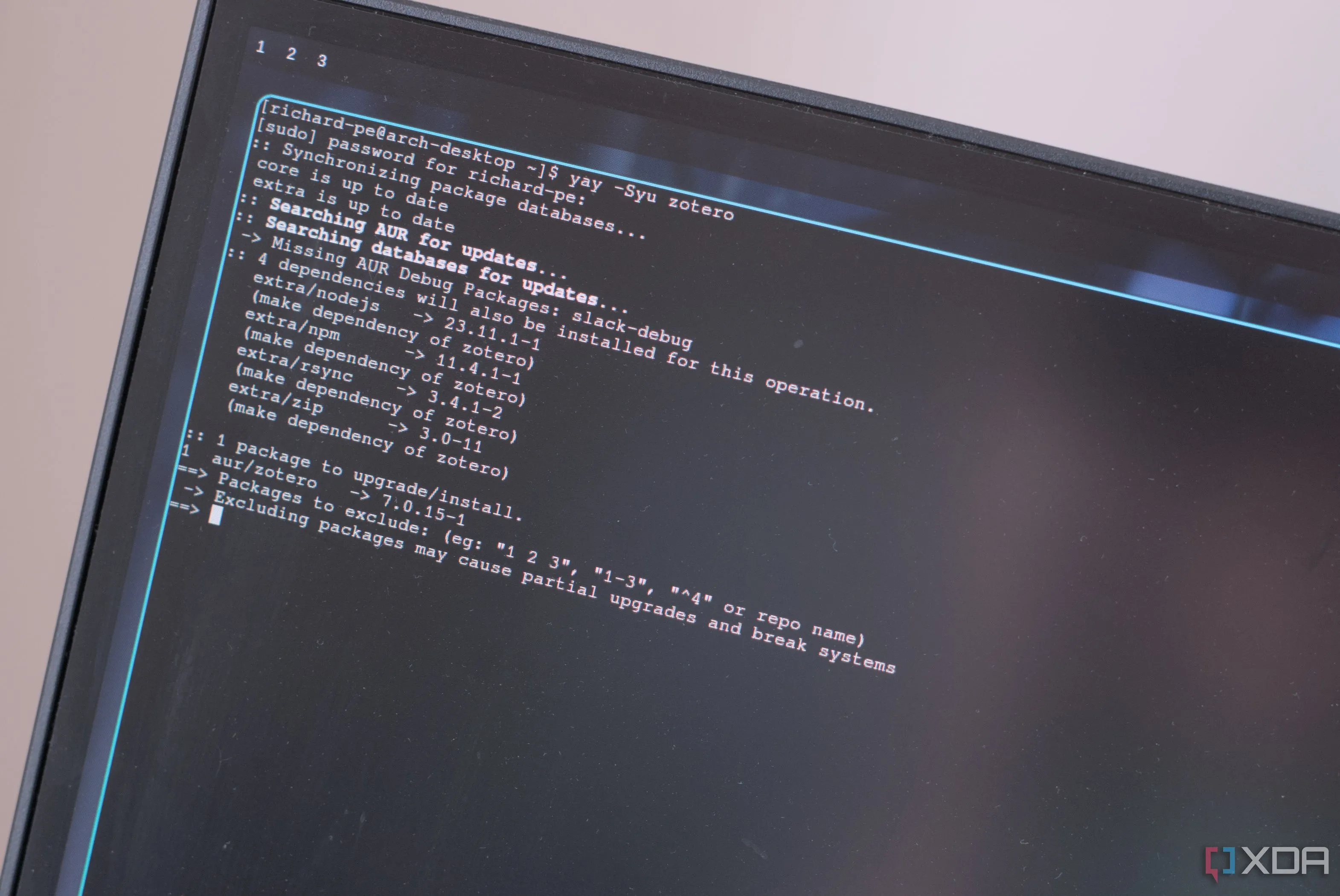 Cửa sổ terminal của Arch Linux đang chạy AUR (Arch User Repository), thể hiện cộng đồng mã nguồn mở năng động của Linux.