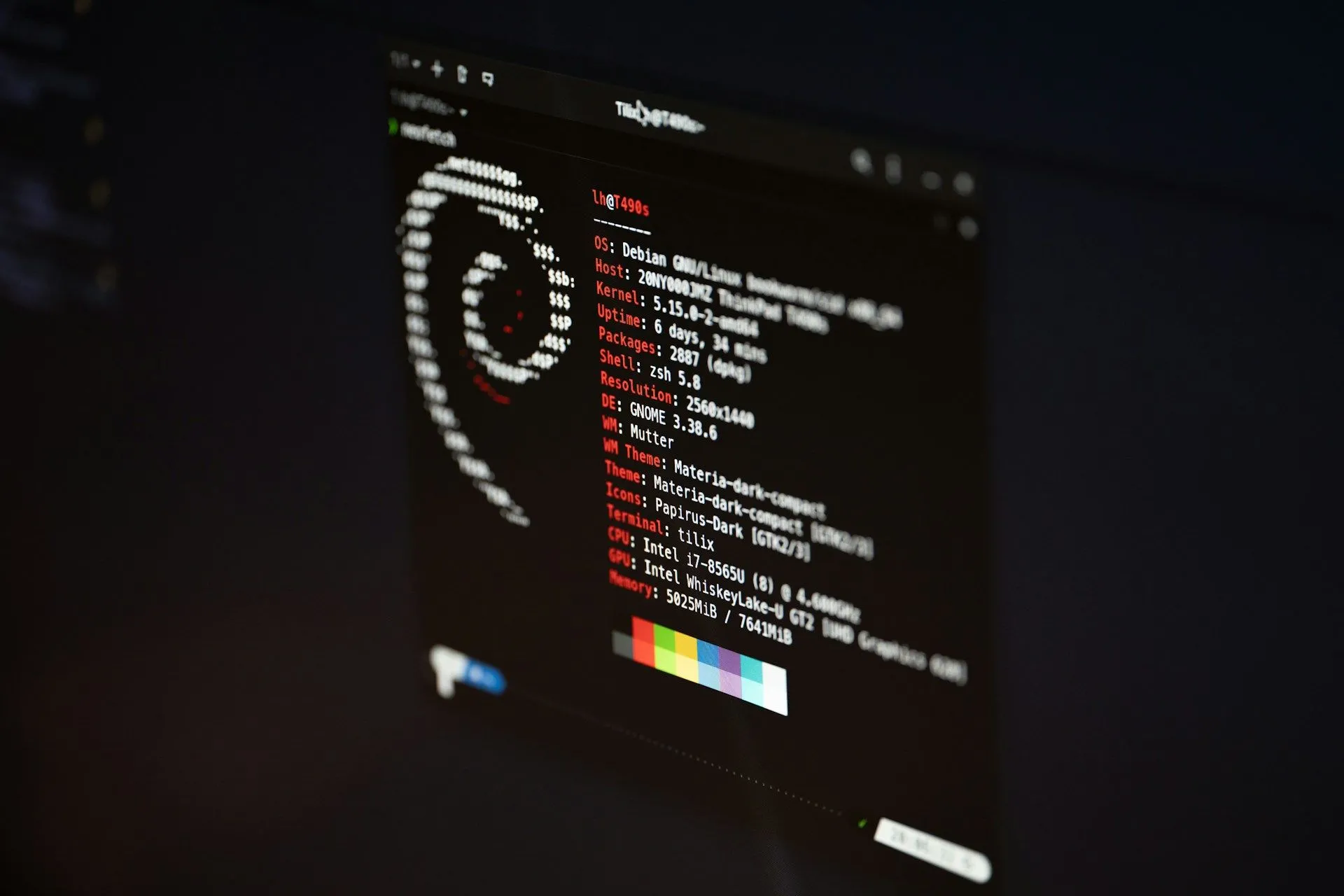 Cửa sổ terminal của hệ điều hành Debian Linux, biểu tượng cho khả năng tùy biến và kiểm soát sâu của Linux.