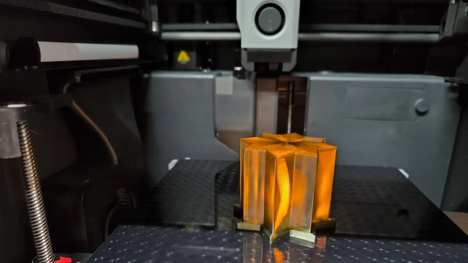 Cuộn filament PETG, một loại vật liệu in 3D được cân nhắc sử dụng sau PLA