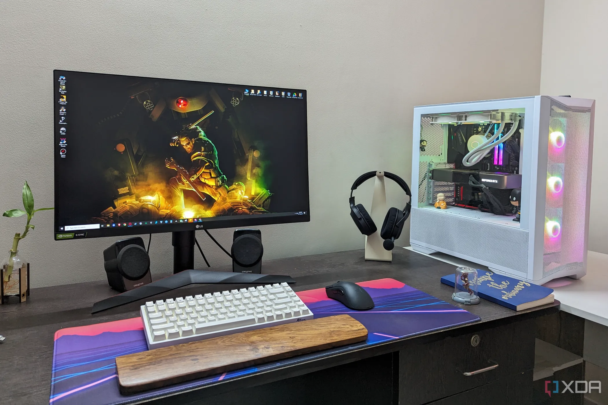 Dàn máy tính chơi game hiện đại với màn hình, bàn phím, chuột và tai nghe, thể hiện môi trường nâng cấp card đồ họa
