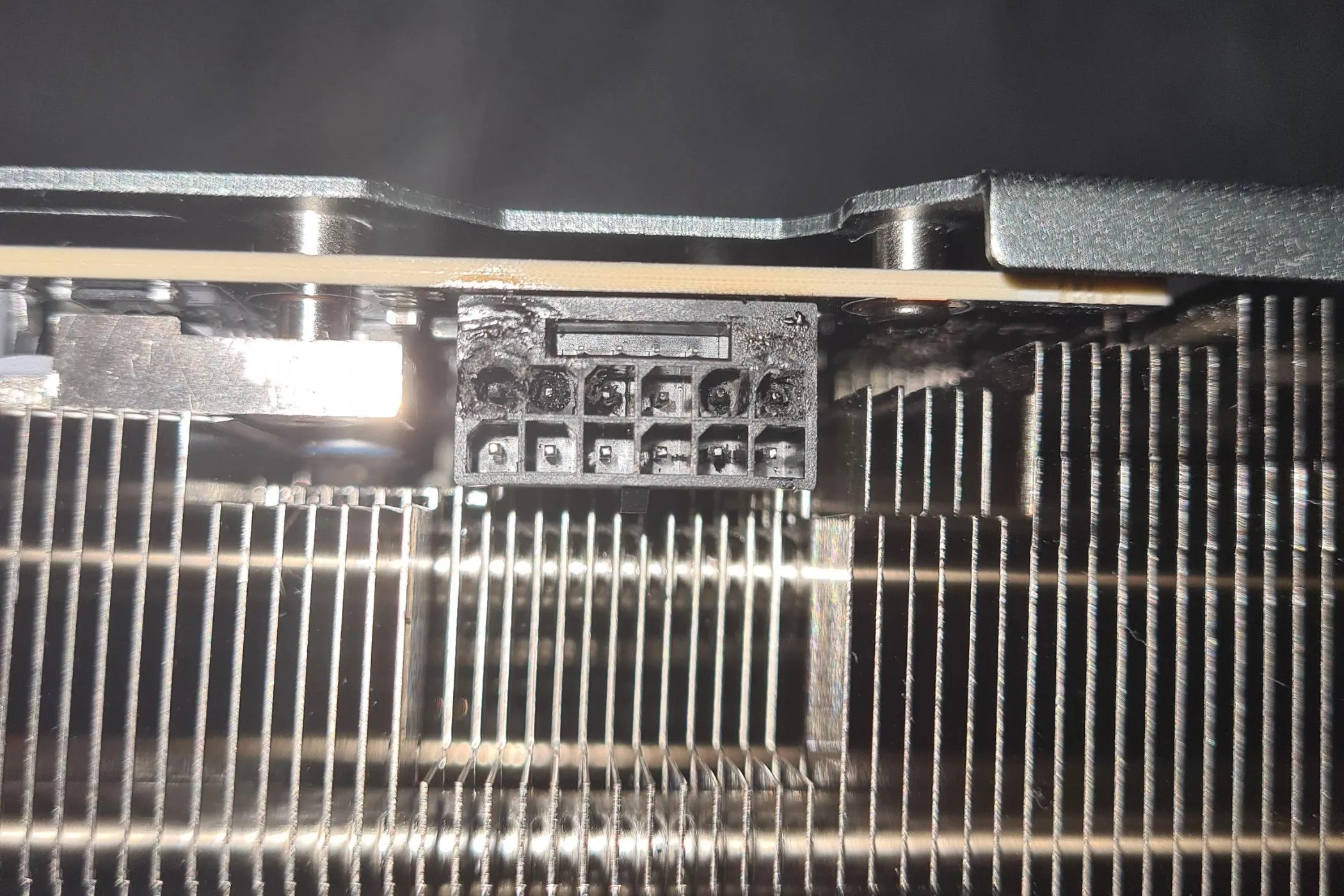 Đầu nối cáp 12VHPWR bị cháy trên card đồ họa RTX 4090, cần được kiểm tra bảo hành.