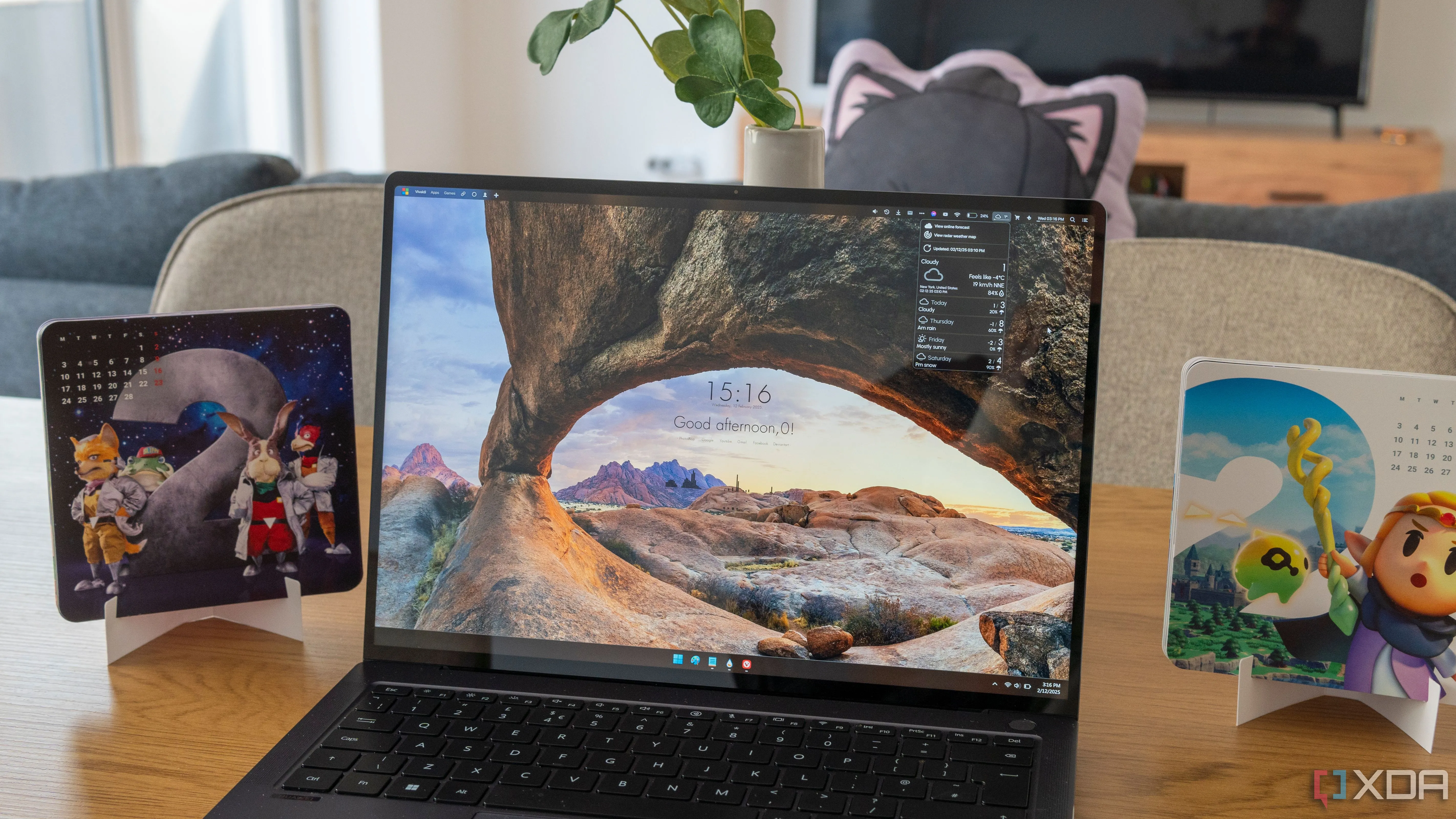 Desktop Windows 11 được tùy biến với các skin Rainmeter, hiển thị thanh menu và đồng hồ