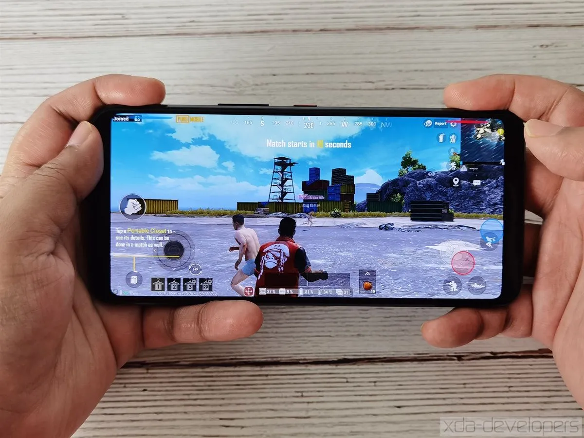 Điện thoại ASUS ROG Phone 3 với các tính năng gaming nổi bật, thể hiện sự tiện lợi của mobile gaming