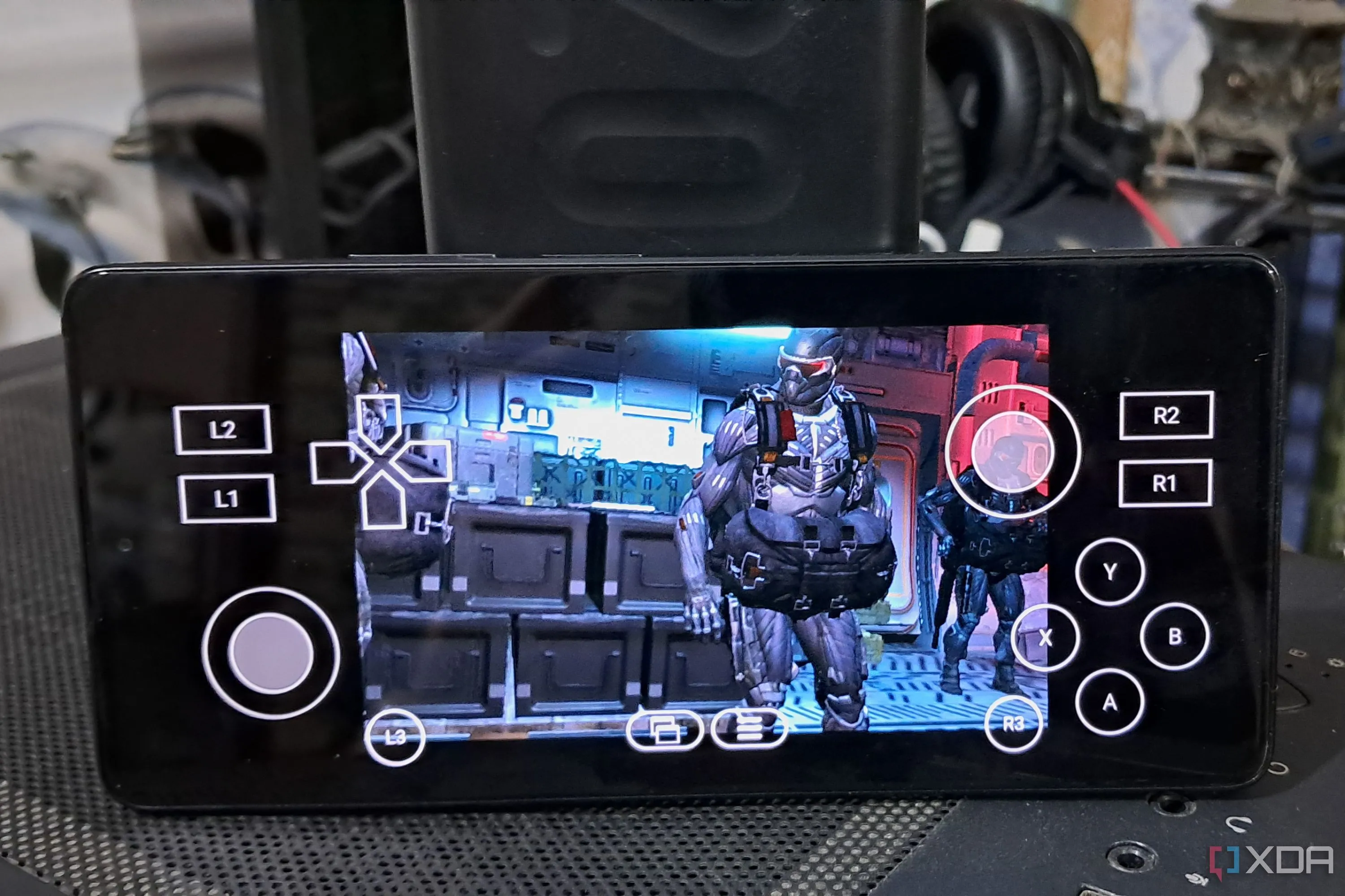 Điện thoại Poco F5 đang chơi tựa game Crysis qua trình giả lập Winlator, minh họa chơi game PC trên Android.