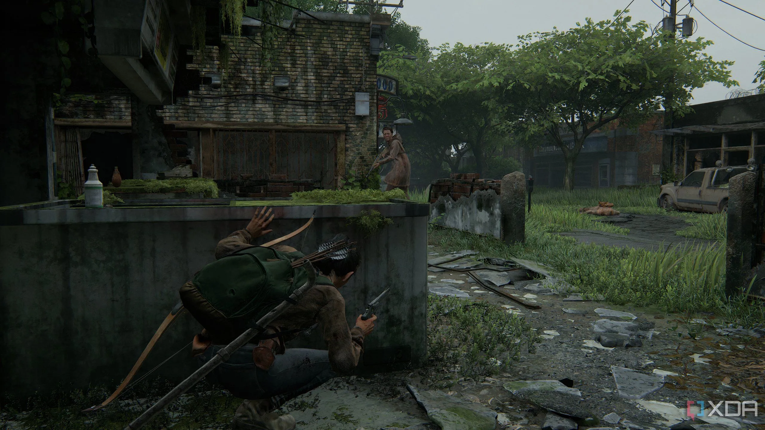 Dina ẩn nấp trong bụi rậm, quan sát kẻ thù tuần tra trong môi trường Seattle hoang tàn của The Last of Us Part II Remastered