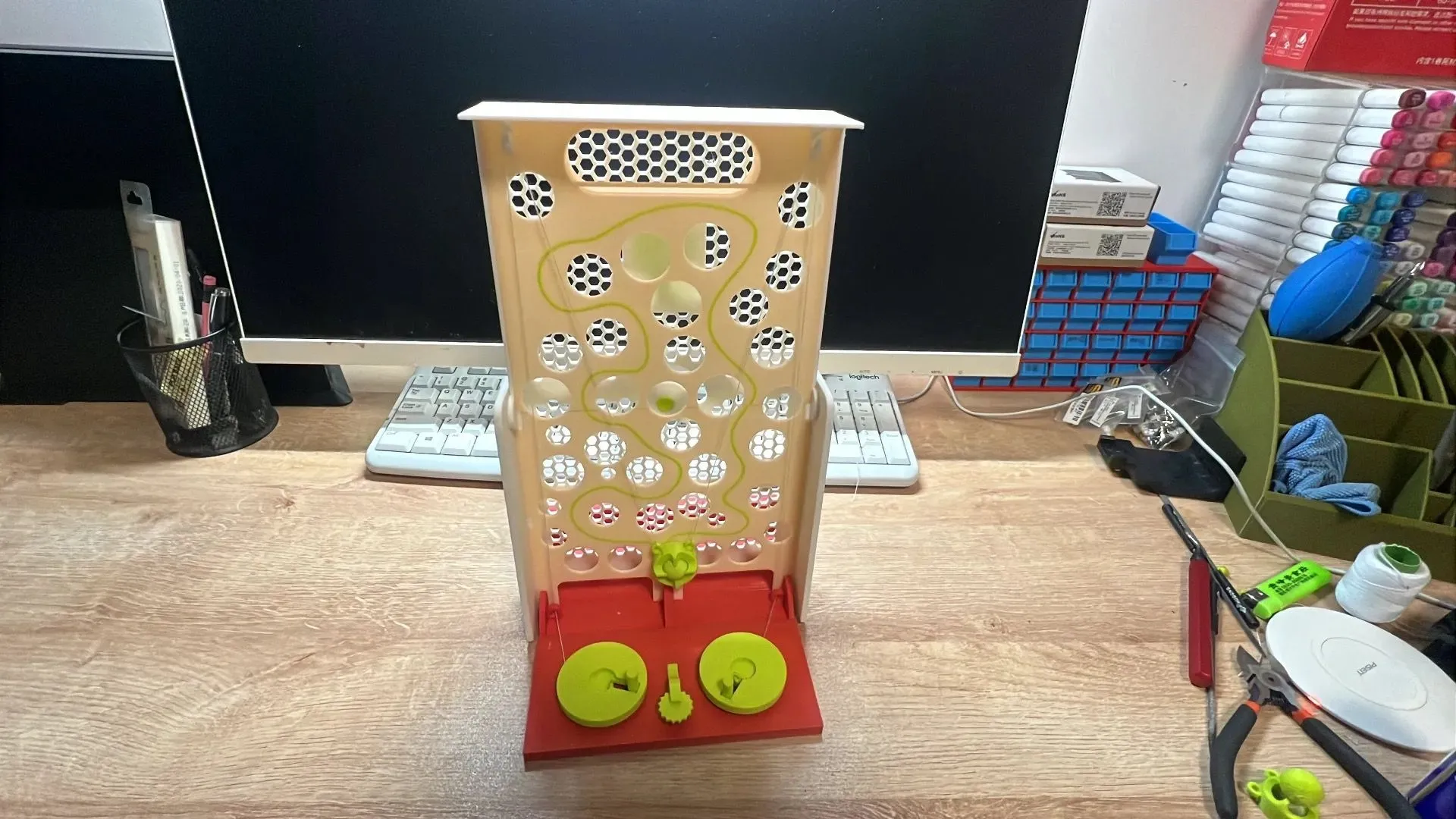 Đường đua bi marble run in 3D với các đường xoắn ốc và dốc, tạo ra chuyển động liên tục cuốn hút