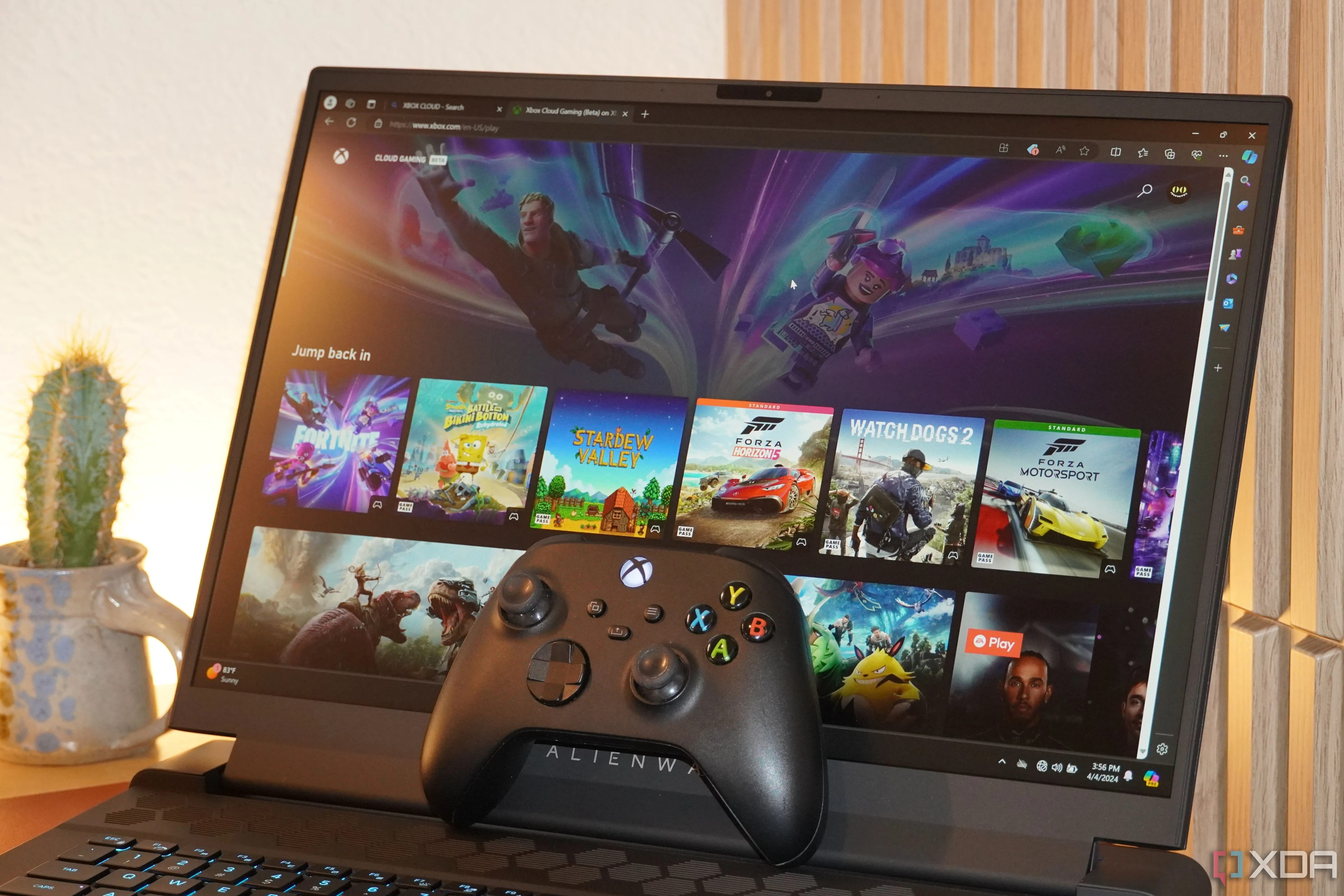 Game thủ đang chơi game trên laptop Alienware có cắm sạc để đảm bảo hiệu suất tối ưu.